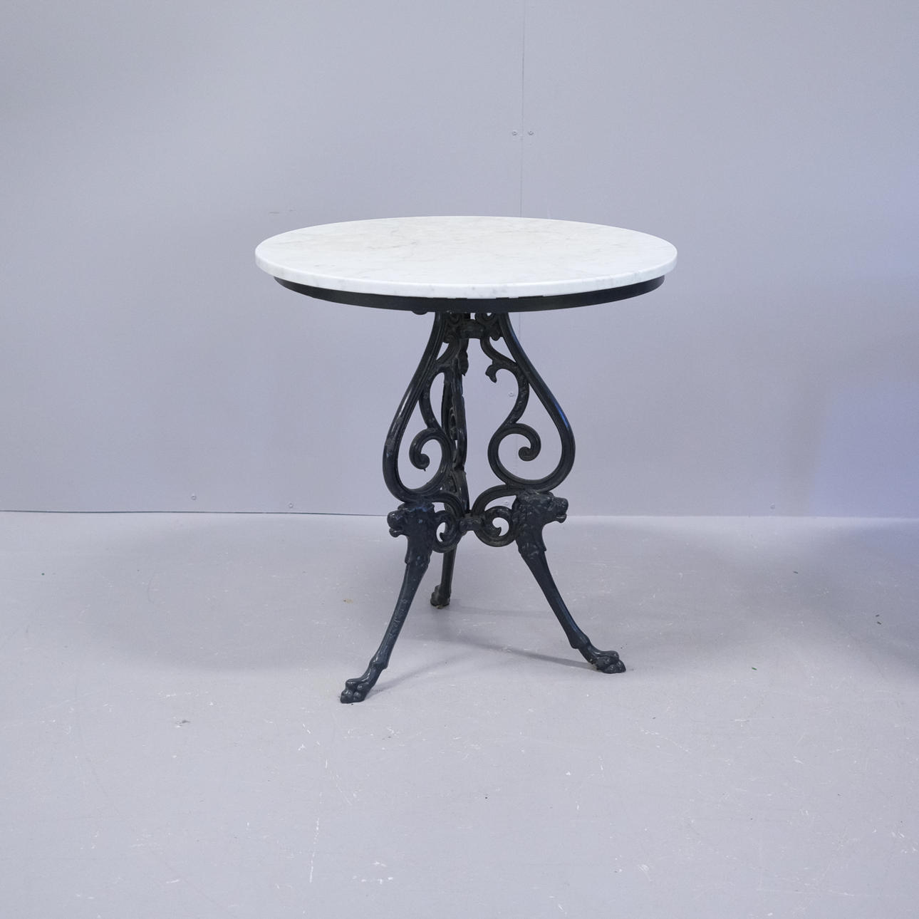 CAFÉBORD, GJUTJÄRN OCH MARMORSKIVA.