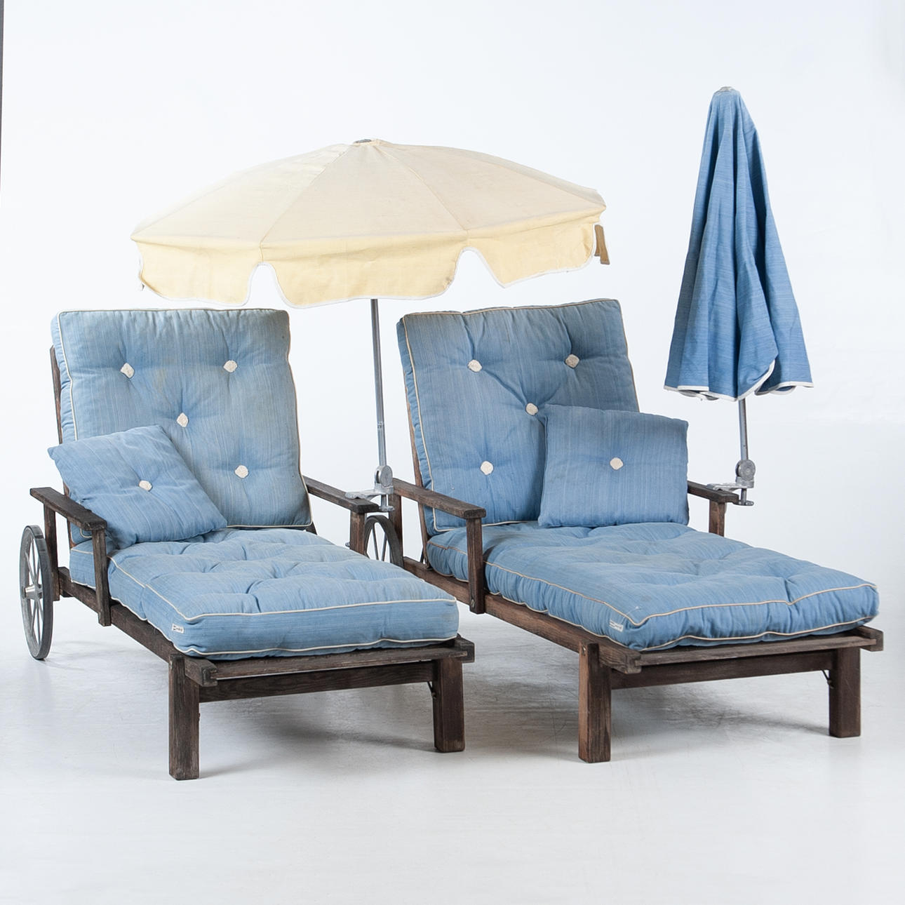 ELSA STACKELBERG. Sun loungers, a pair.