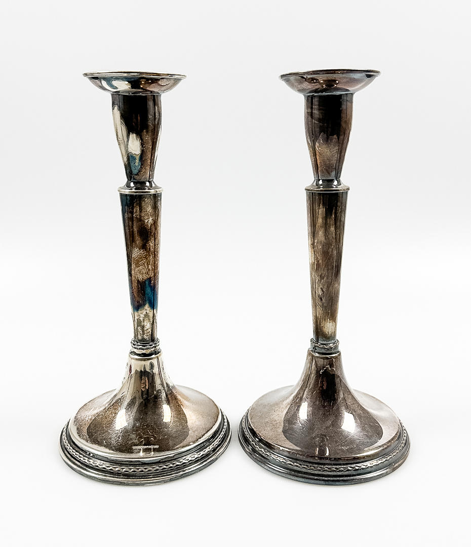 Un par de candelabros de plata, Arke, 1995.