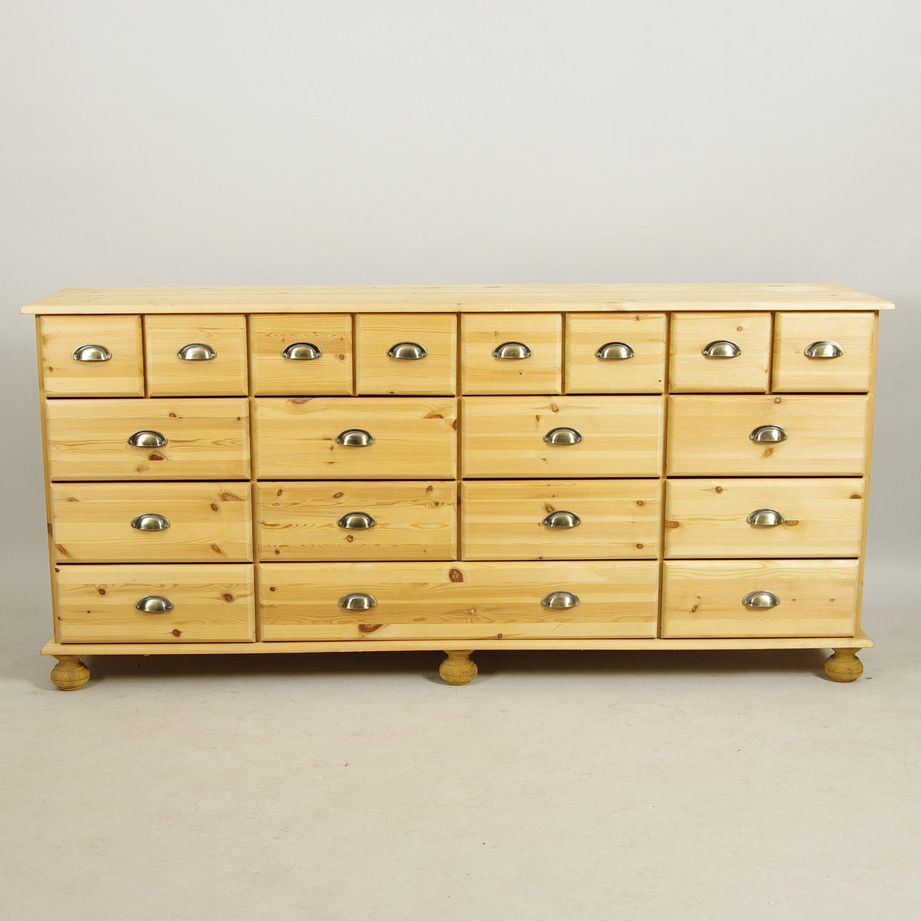 KÖPMANSDISK, fur, sent 1900-tal, 19 lådor.