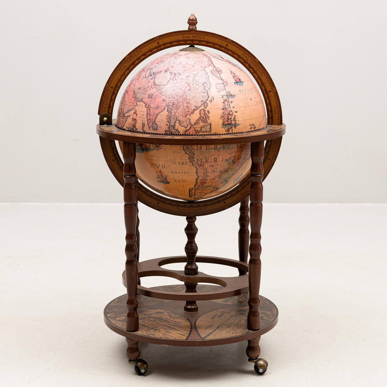 BARSKÅP, i form av jordglob, 1900-talets slut.