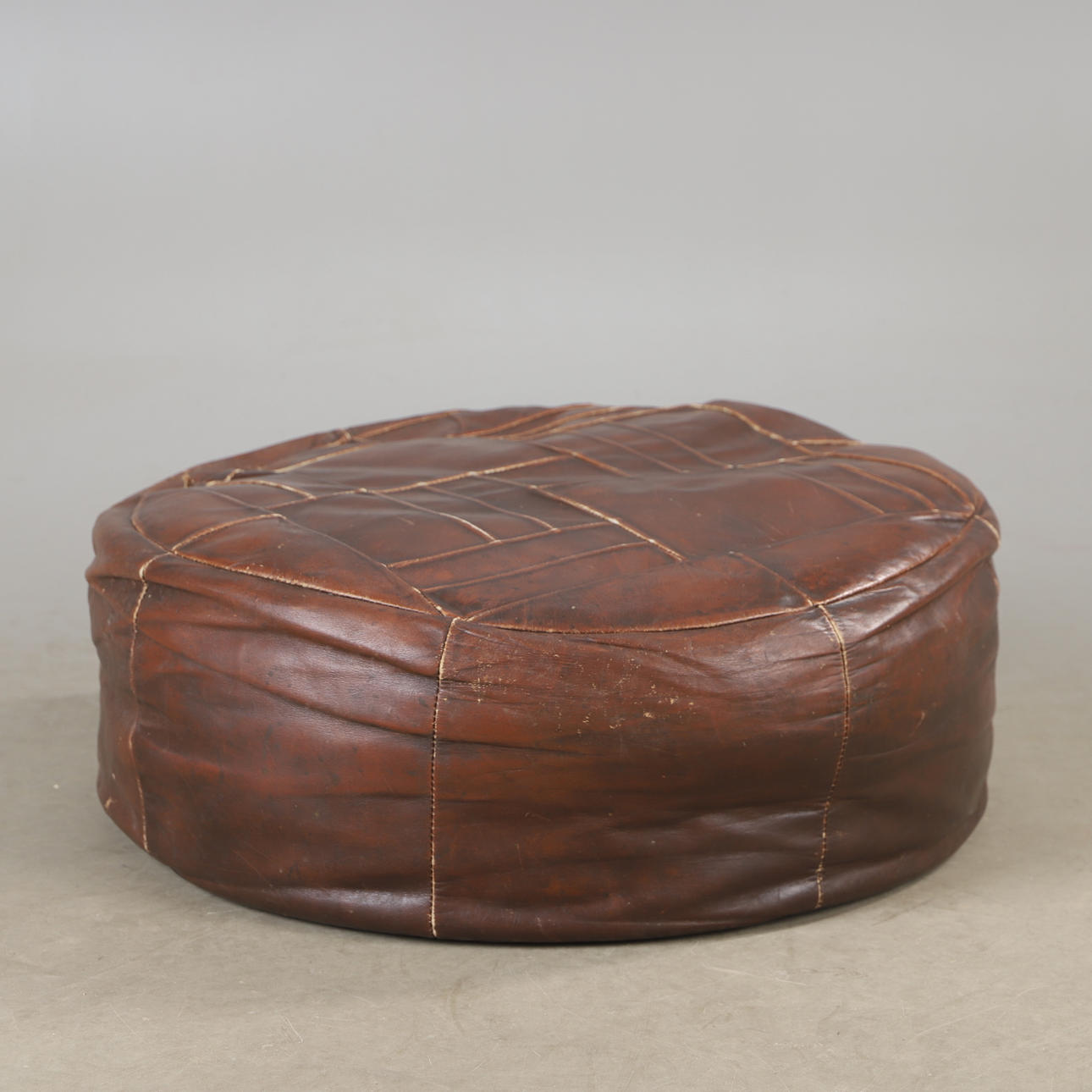 SITTPUFF, brunt skinn.