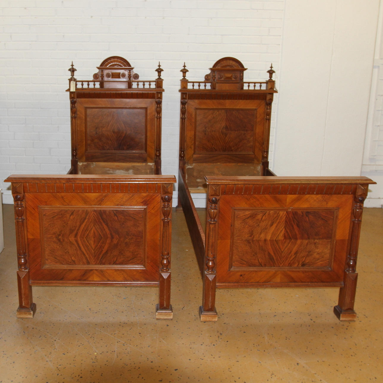 SÄNGAR, 1 par, nyrenässans, 1800-talets slut.