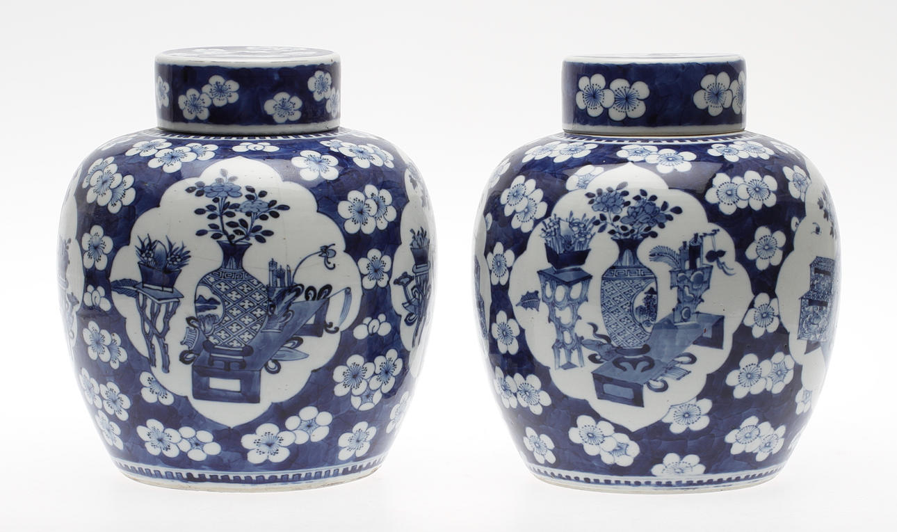 LOCKURNOR, ett par, porslin, Kina.