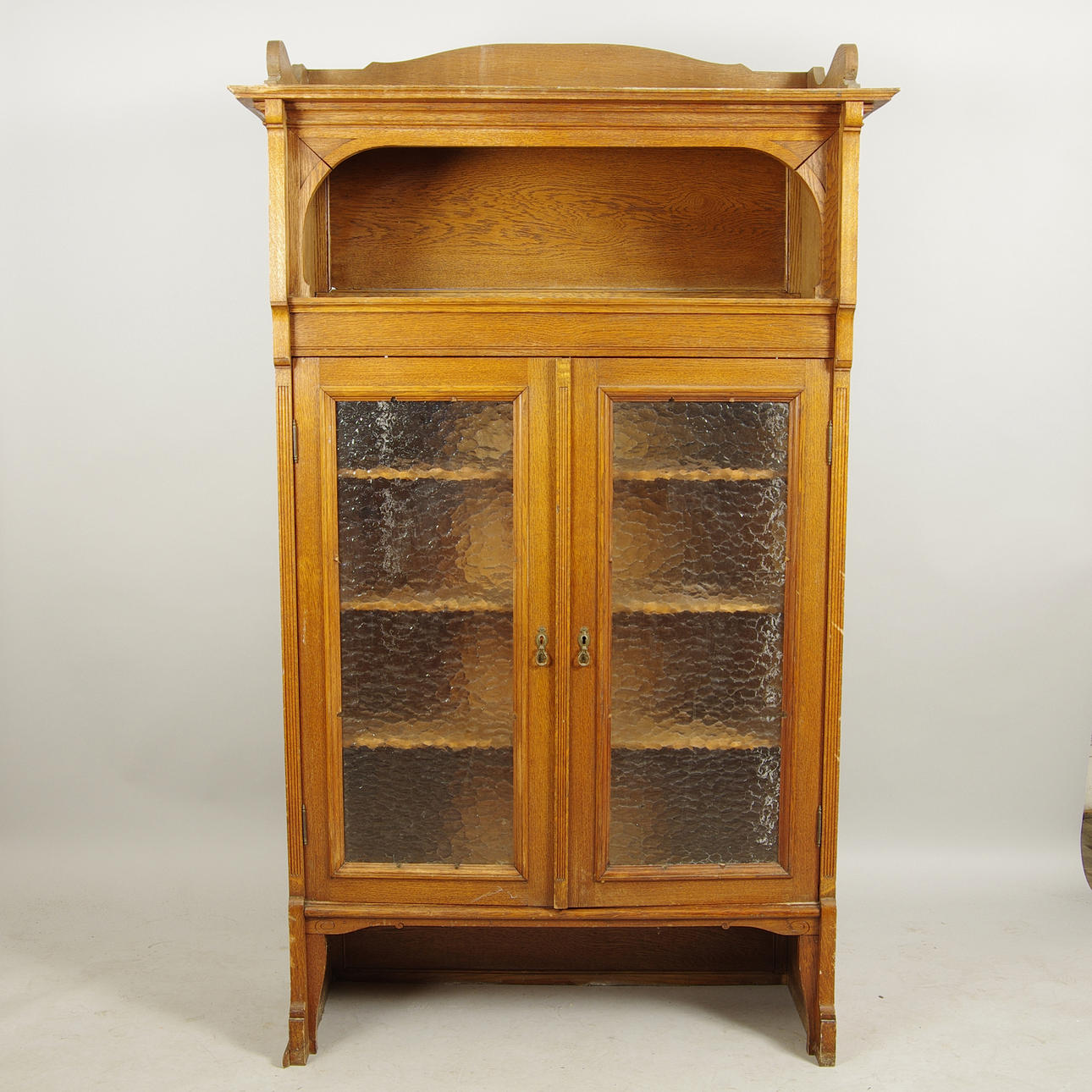 SKÅPSÖVERDEL, ek med vitrindel, tidigt 1900-tal.