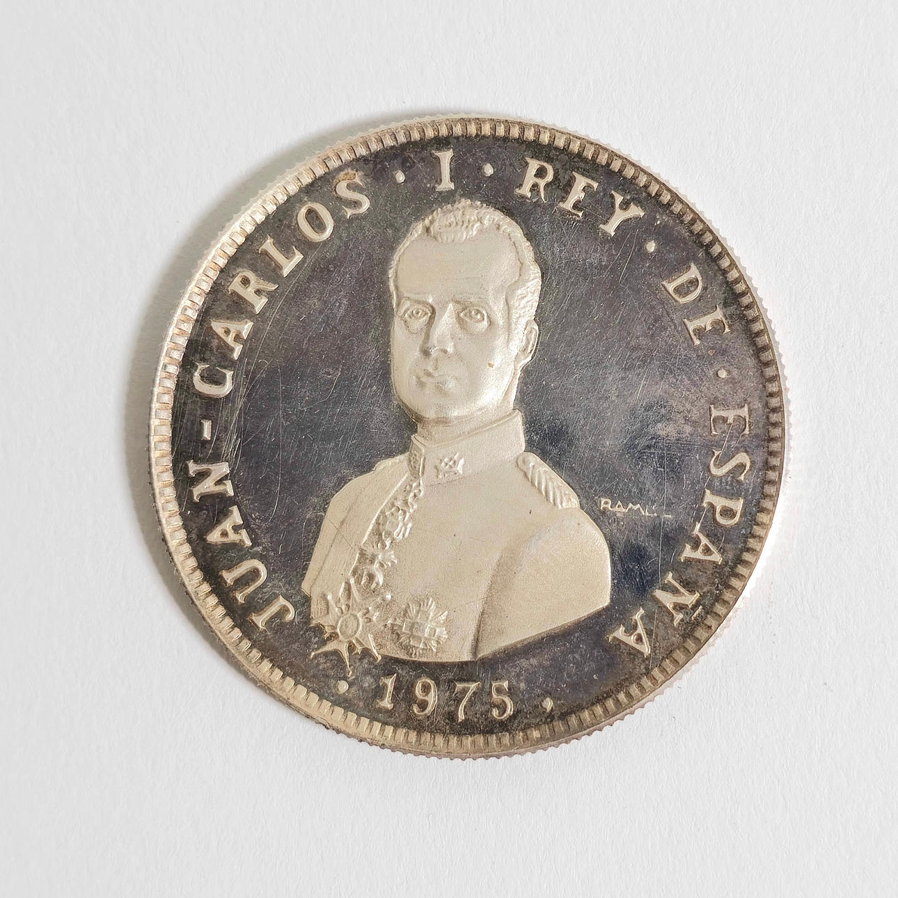 MÜNZE AUS FEINSILBER. JUAN CARLOS IST KÖNIG VON SPANIEN. (1975).