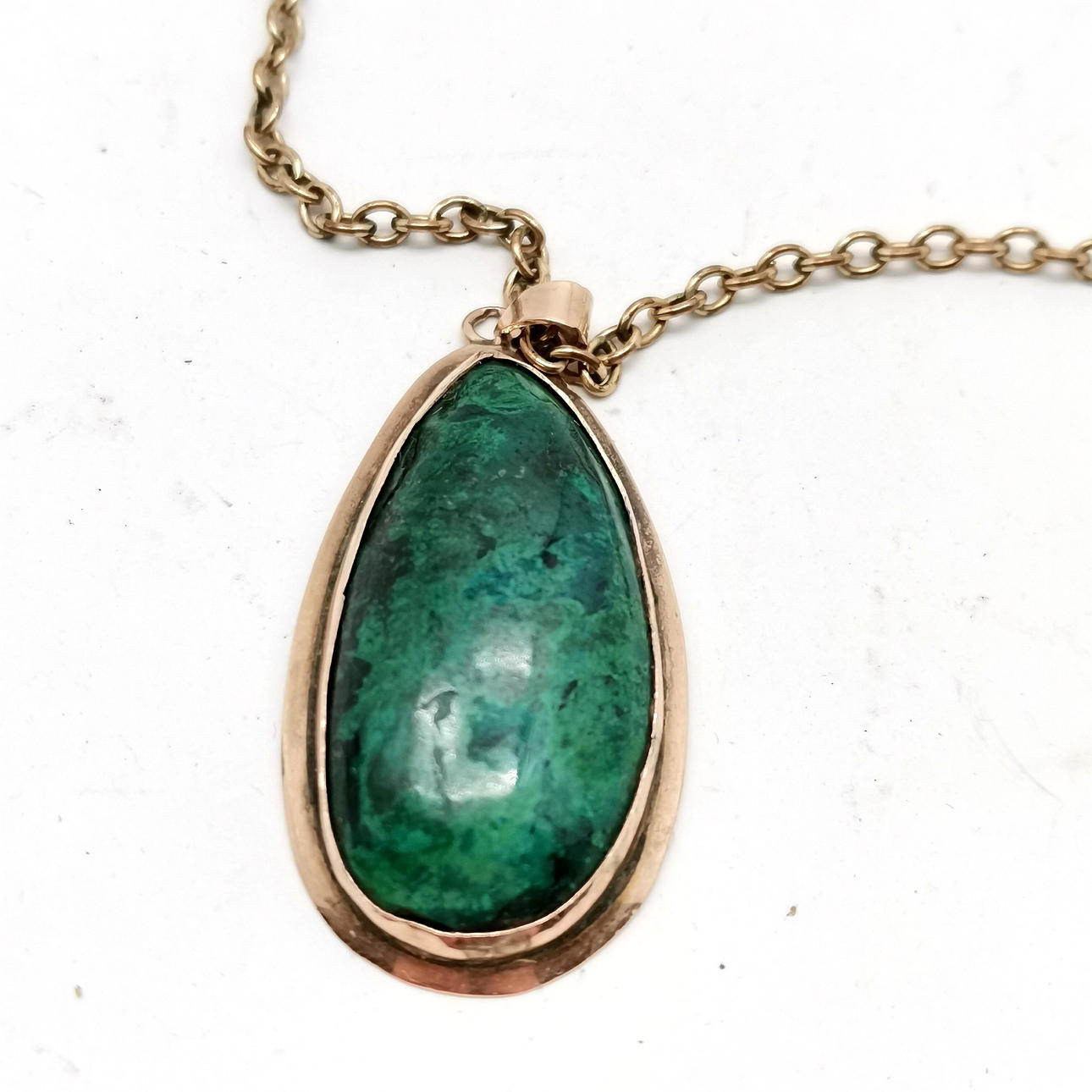 UMÆRKET GULDGRØN STEN SÆT VEDHÆNG.