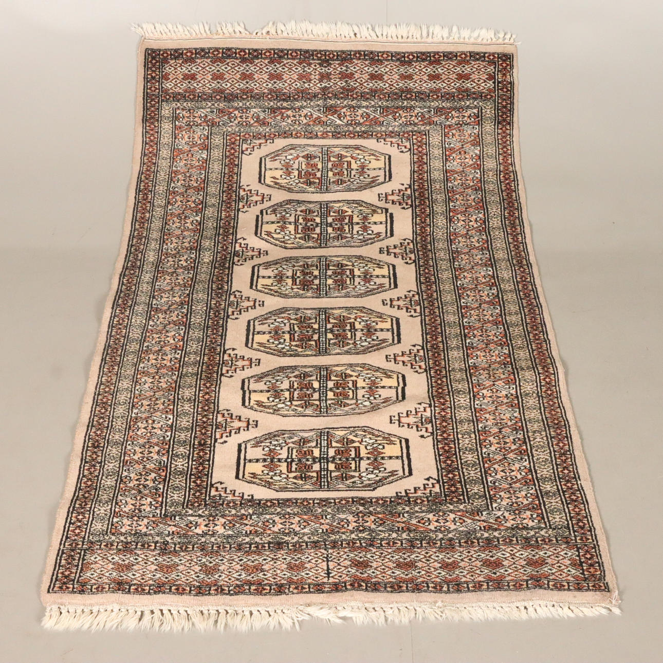 EIN TEPPICH, handgeknüpft. Pakistan.