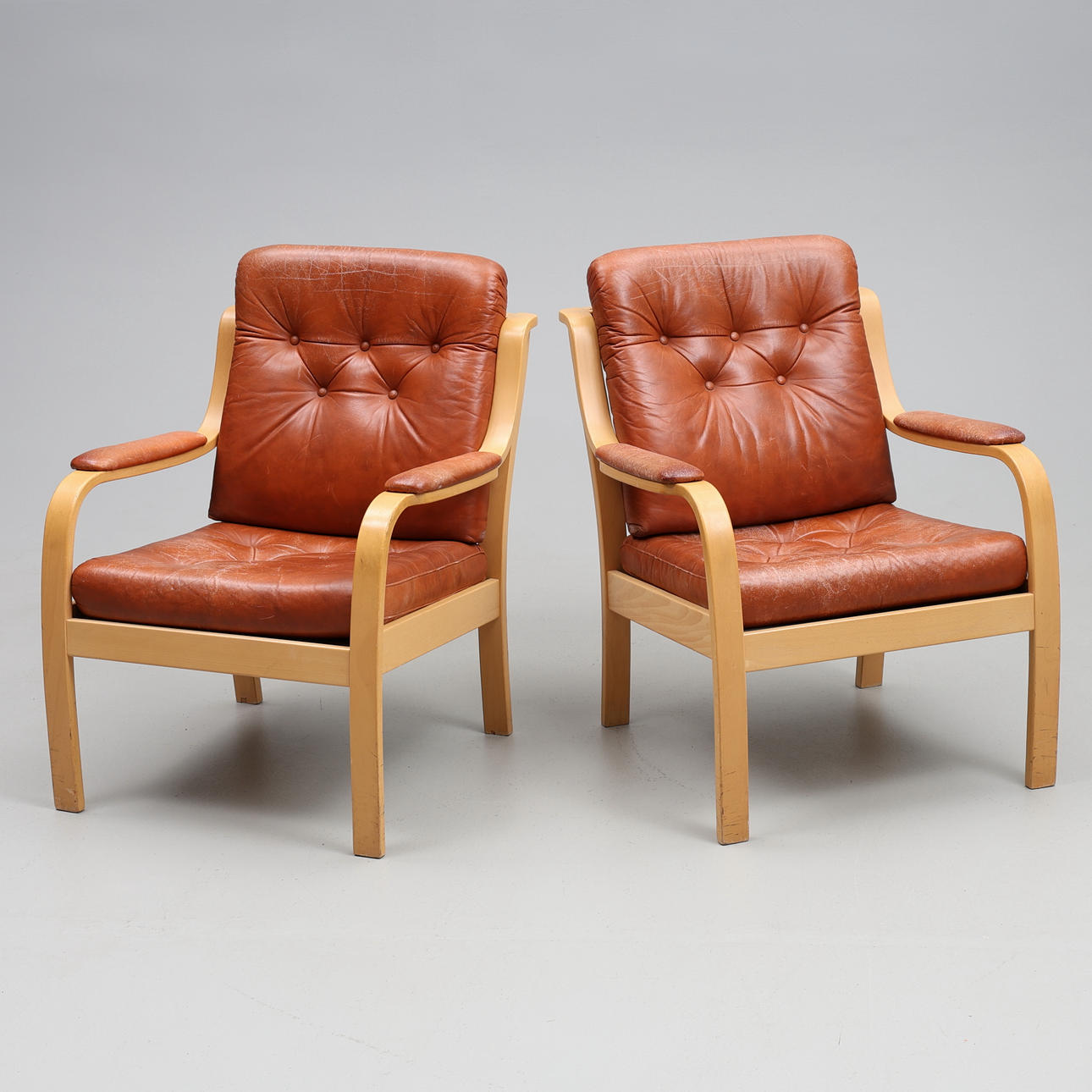 FÅTÖLJER. Ett par, Gemla möbler, skinn.