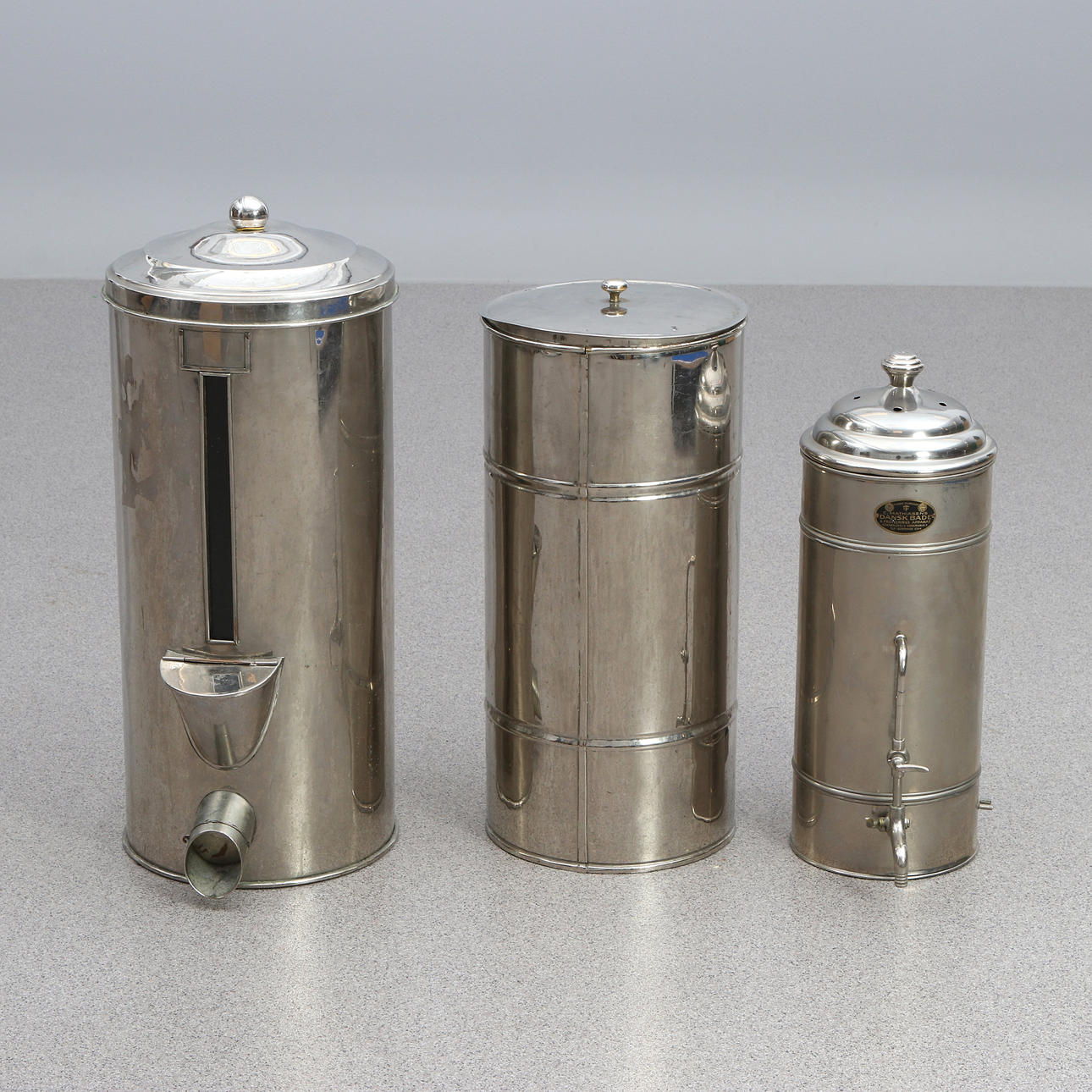 BEHÅLLARE, TRE ST. Förkromad metall. 1900-tal.