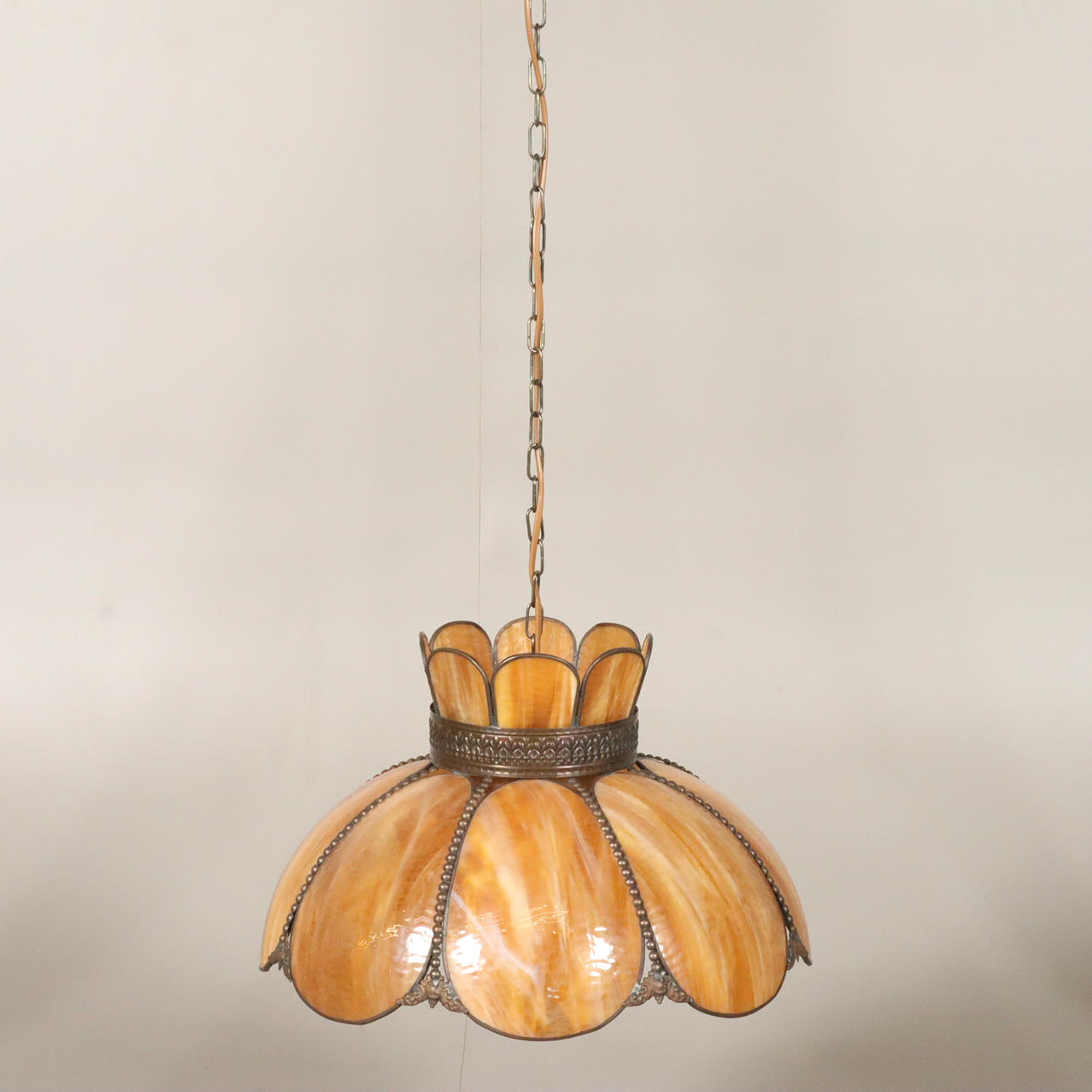 LÁMPARA DE TECHO, estilo Tiffany.