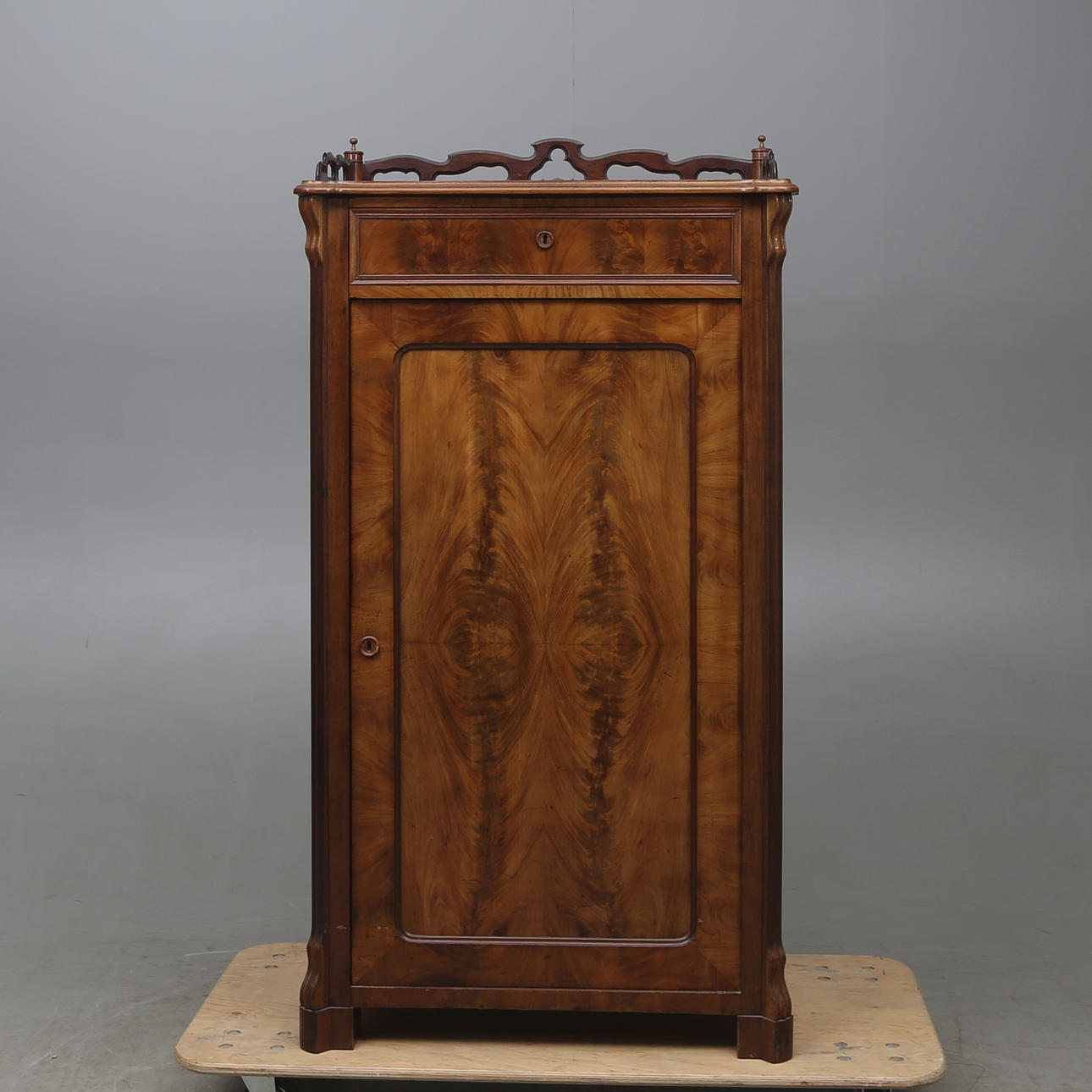 KLÄDSKÅP, omkring 1900.