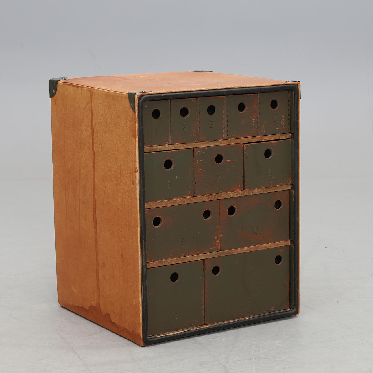 Còmoda, muy probablemente de origen militar.