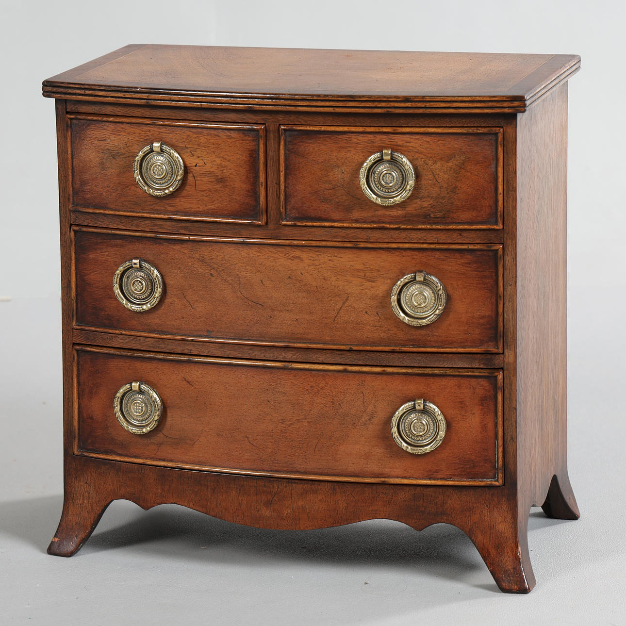 EN LÆRLINGE/SÆLGERS MINIATURE KOMMODE, 20. ÅRHUNDREDE.