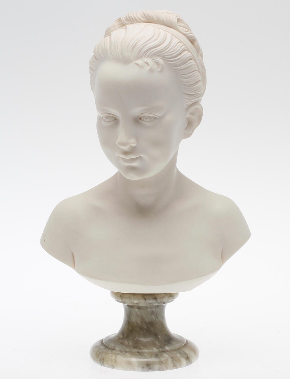 SKULPTUR, Flicka med hårband. 1900/2000-tal.