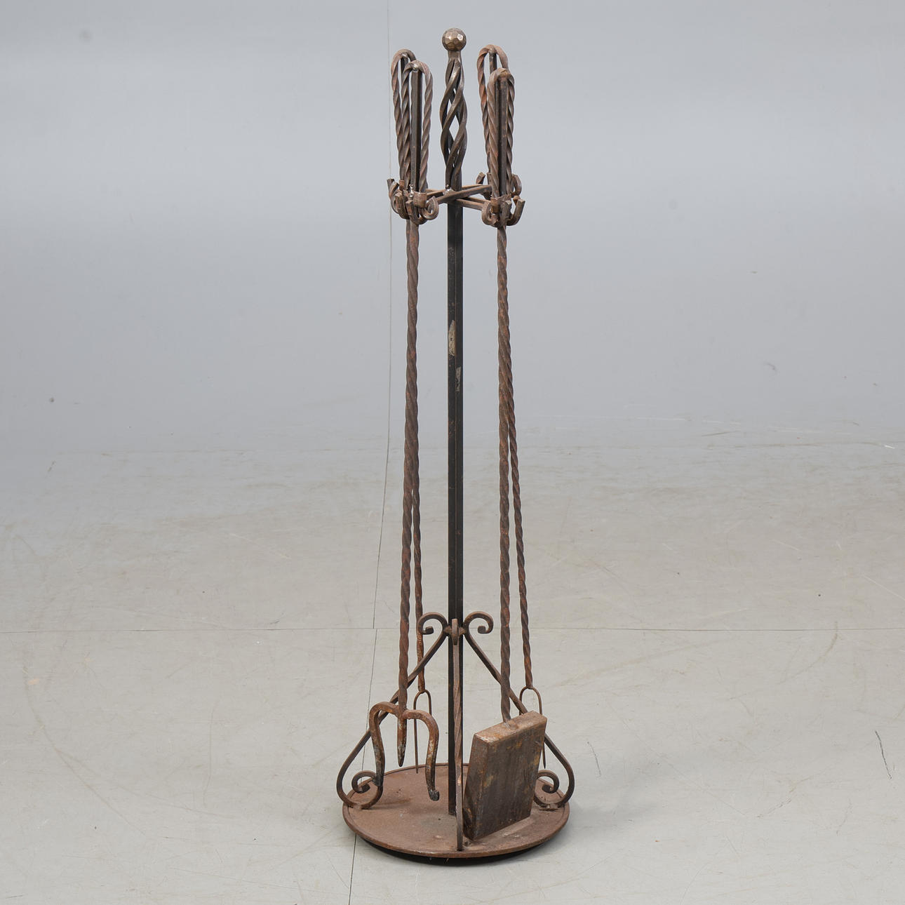 Firestand, wrought iron, 5 pieces.