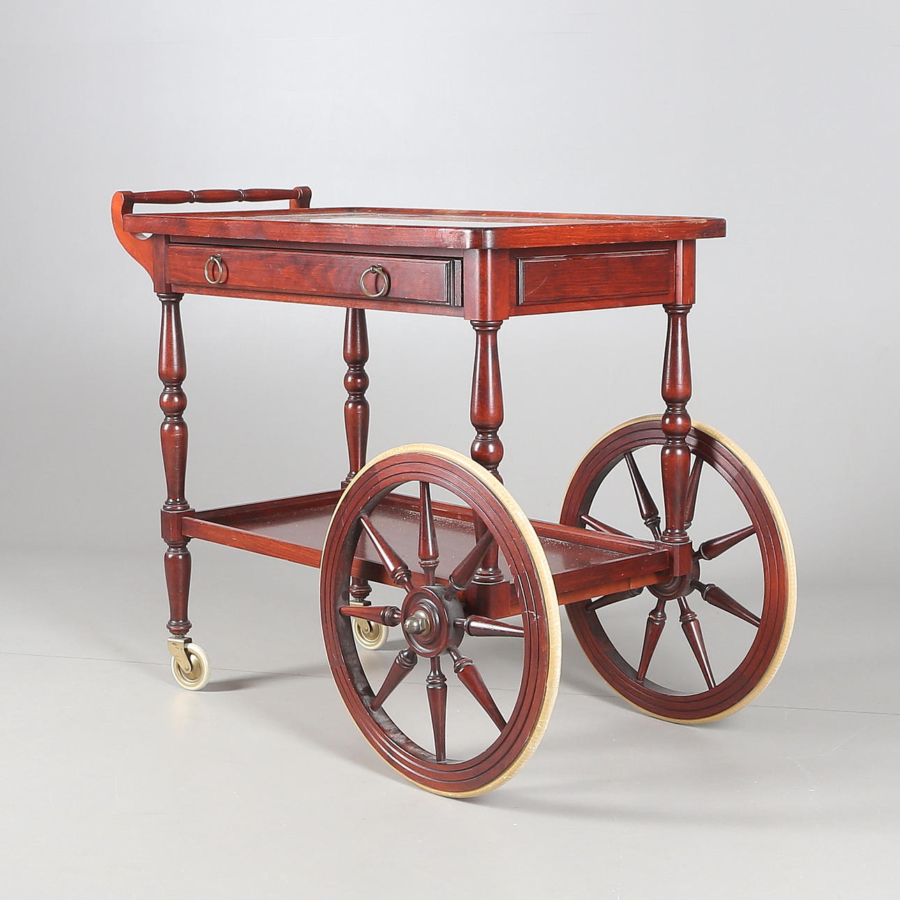 SERVERINGSVAGN, trä med glasskiva, 1900-talets andra hälft.