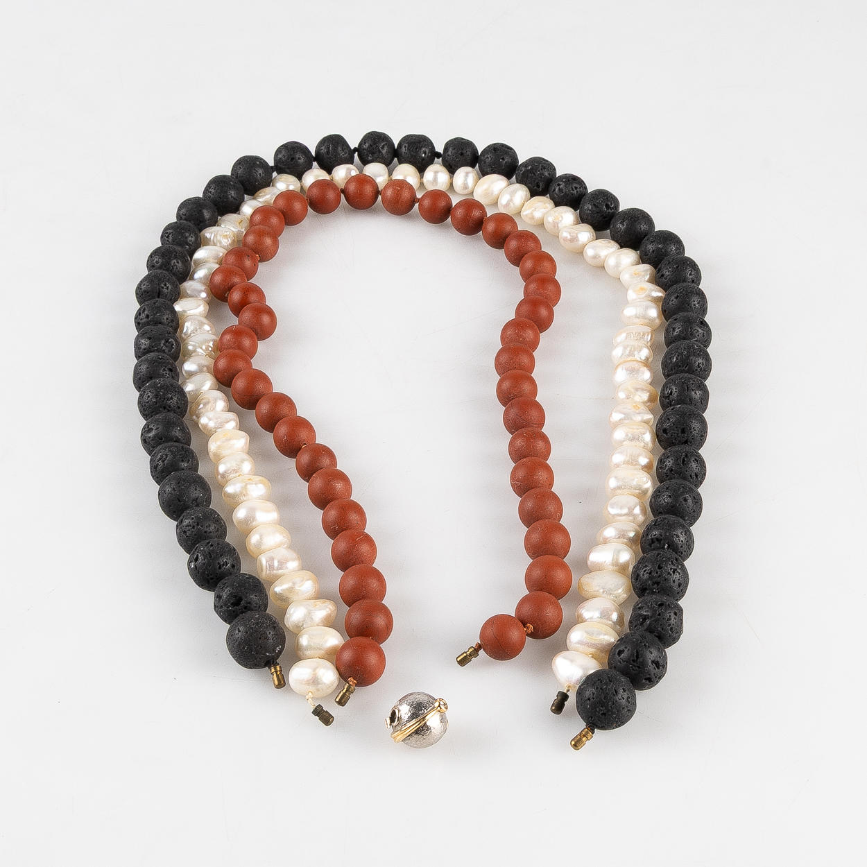 PER BORUP DESIGN, kullås i 18K vitguld samt 3 collier.