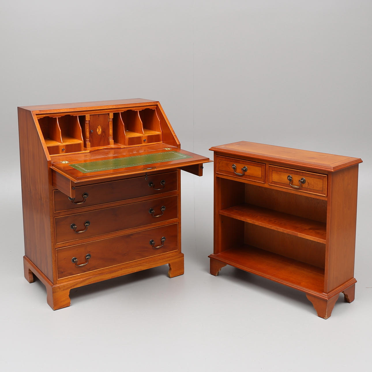 SEKRETÄR samt BOKHYLLA, engelsk stil, 1900-talets andra hälft.