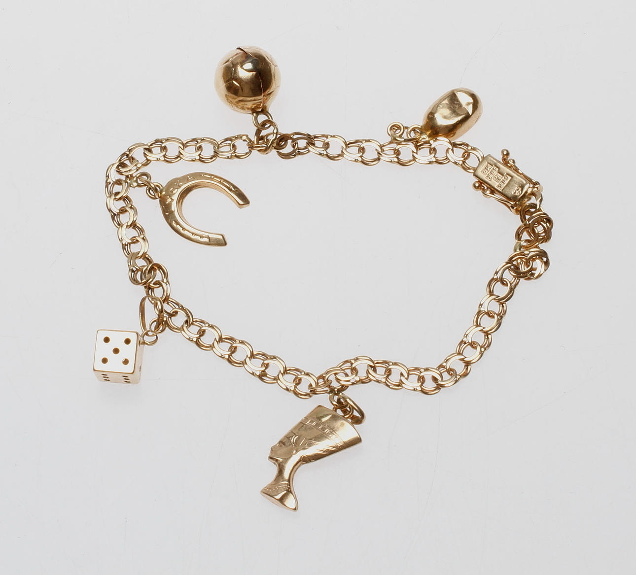 ARMBAND MED BERLOCKER, 18k guld, vikt ca 8,5 gr.