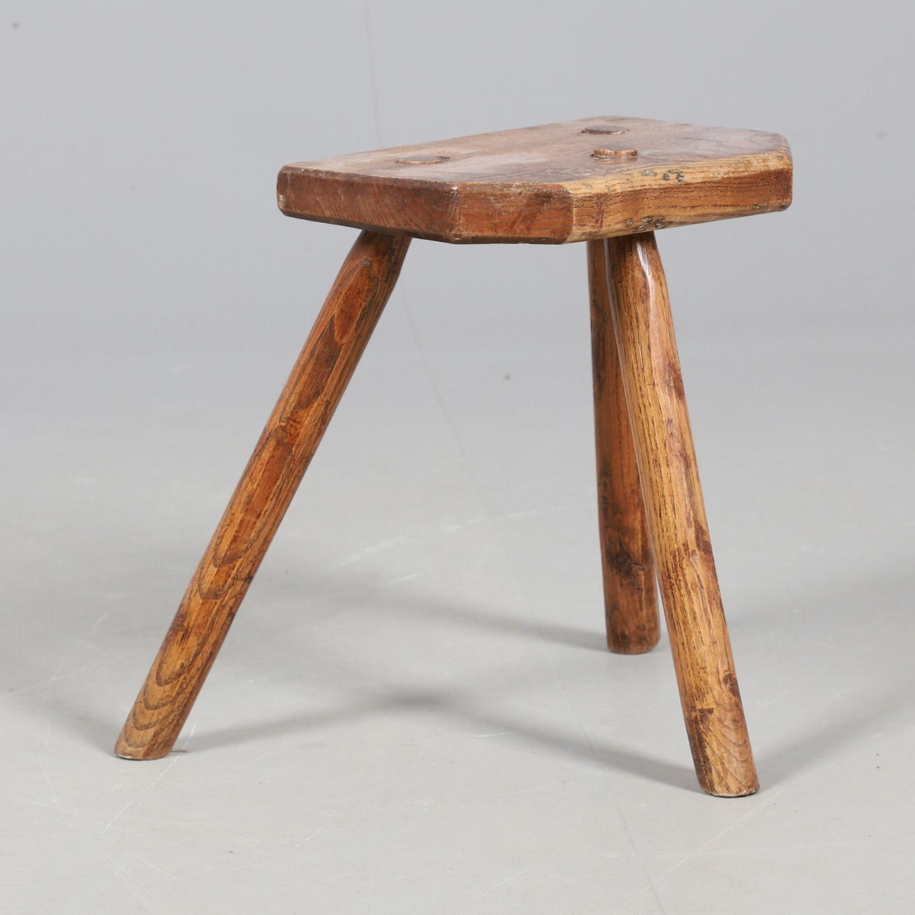 EIN PRIMITIVER MELKSTUHL FÜR ULMEN.