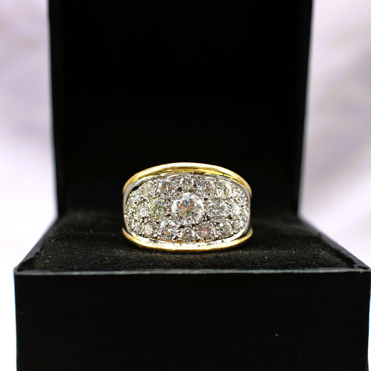 DIAMOND CLUSTER RING.