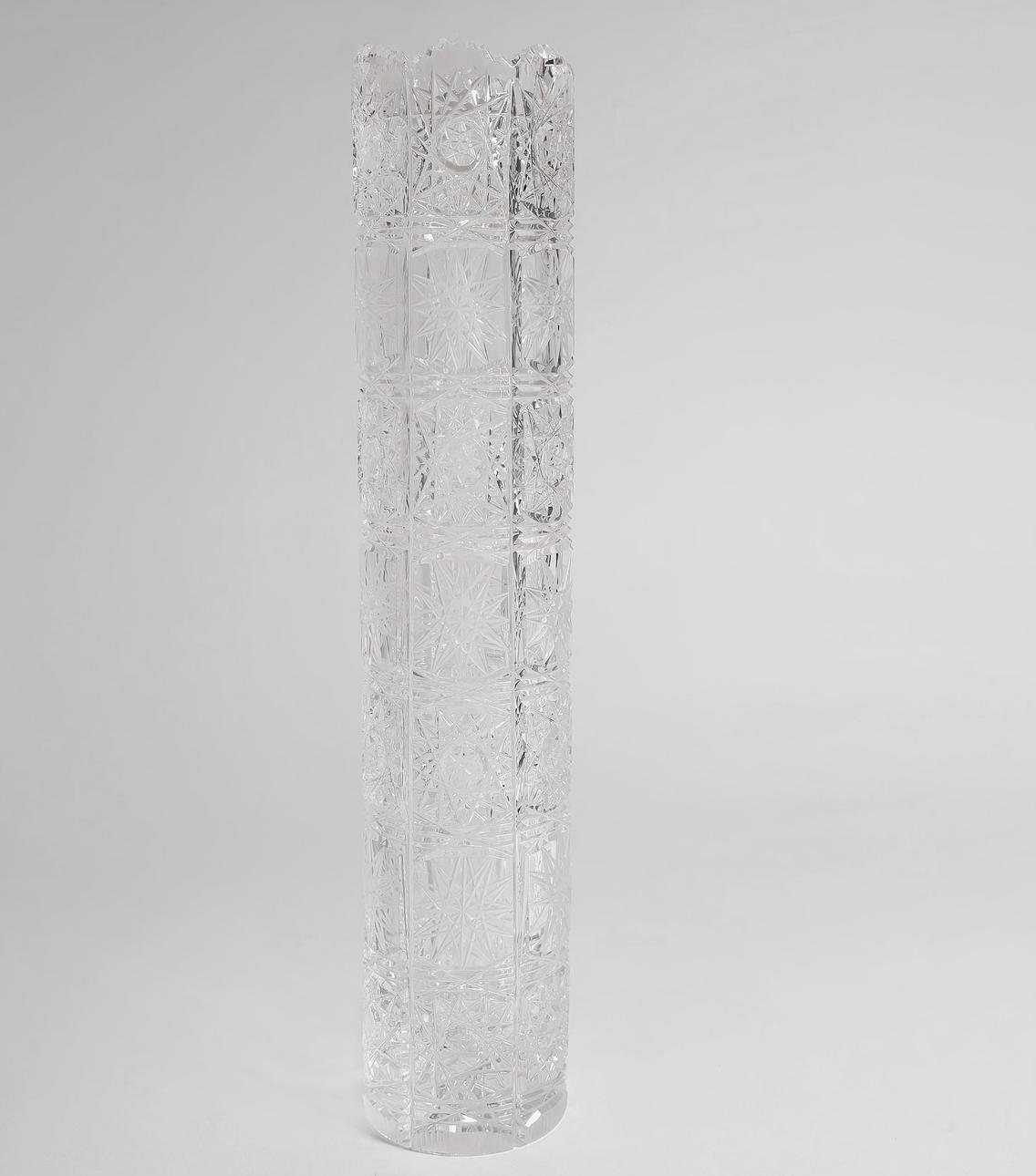 JARRON VIOLETERO EN CRISTAL TALLADO.