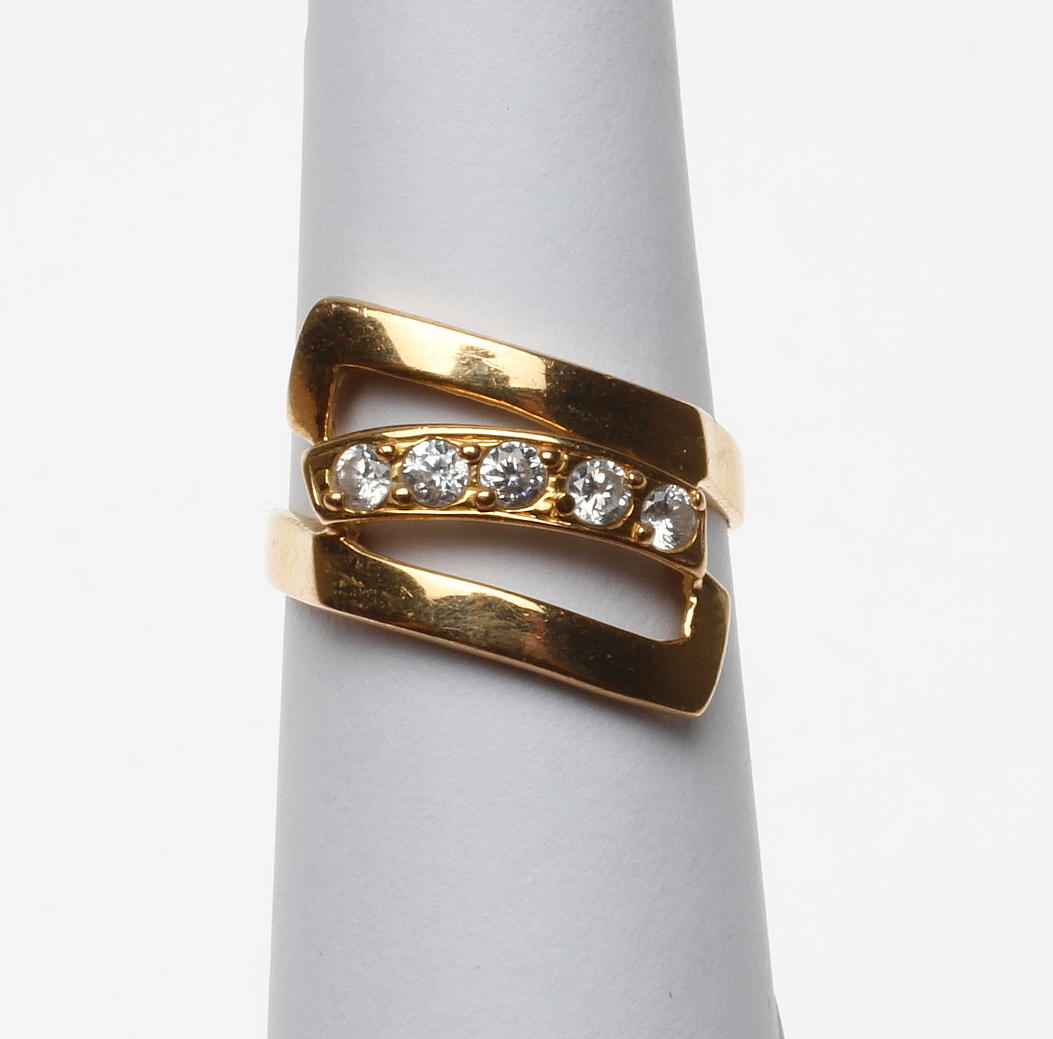 RING MED STENAR, 18k guld, vikt ca 3,3 gr.