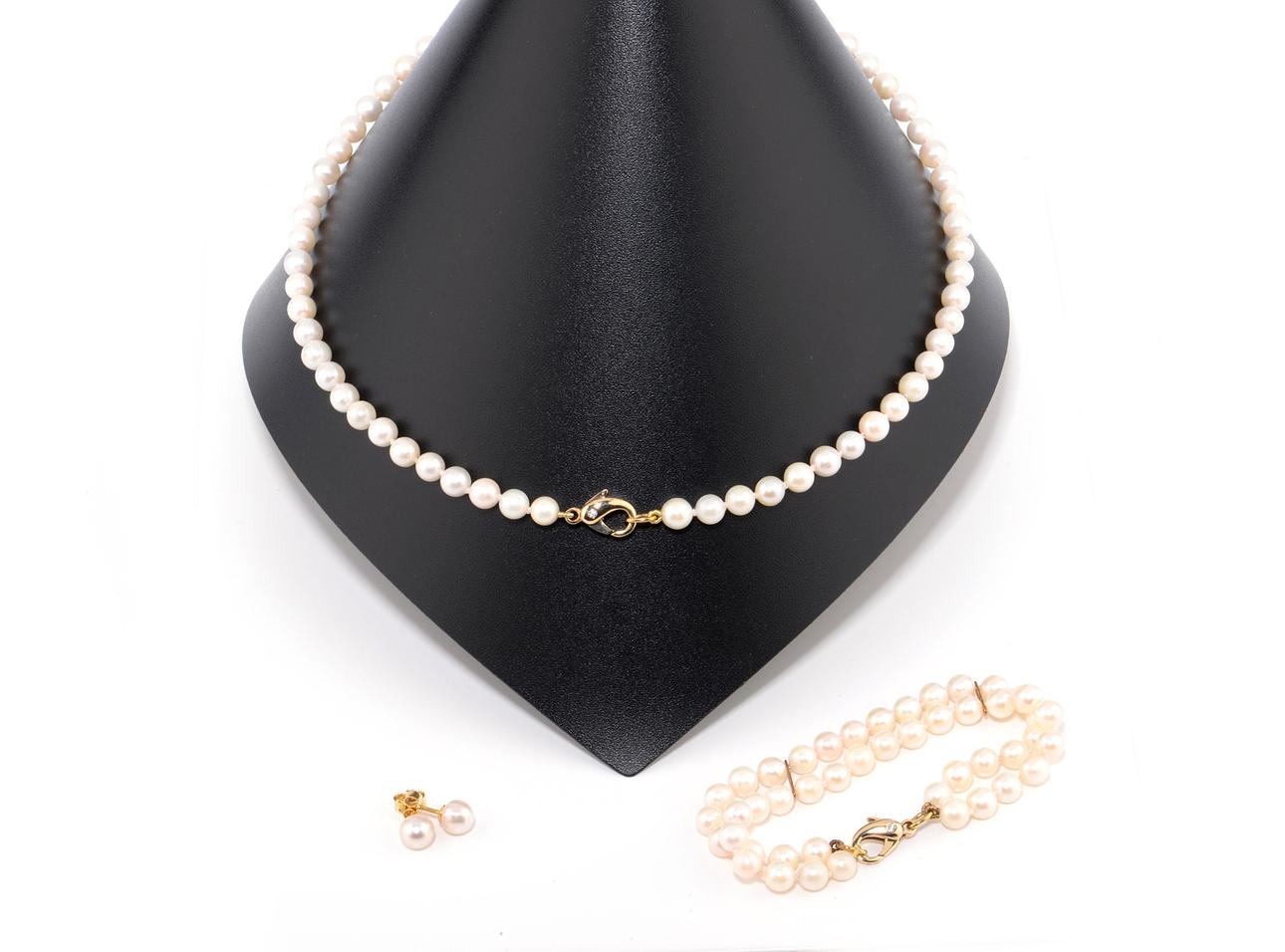 PÄRLHALSBAND. Pärlhalsband, 2-rad pärla armband, pärla örhängen, nära 585er gult guld med 4 diamanter 0,08 ct.