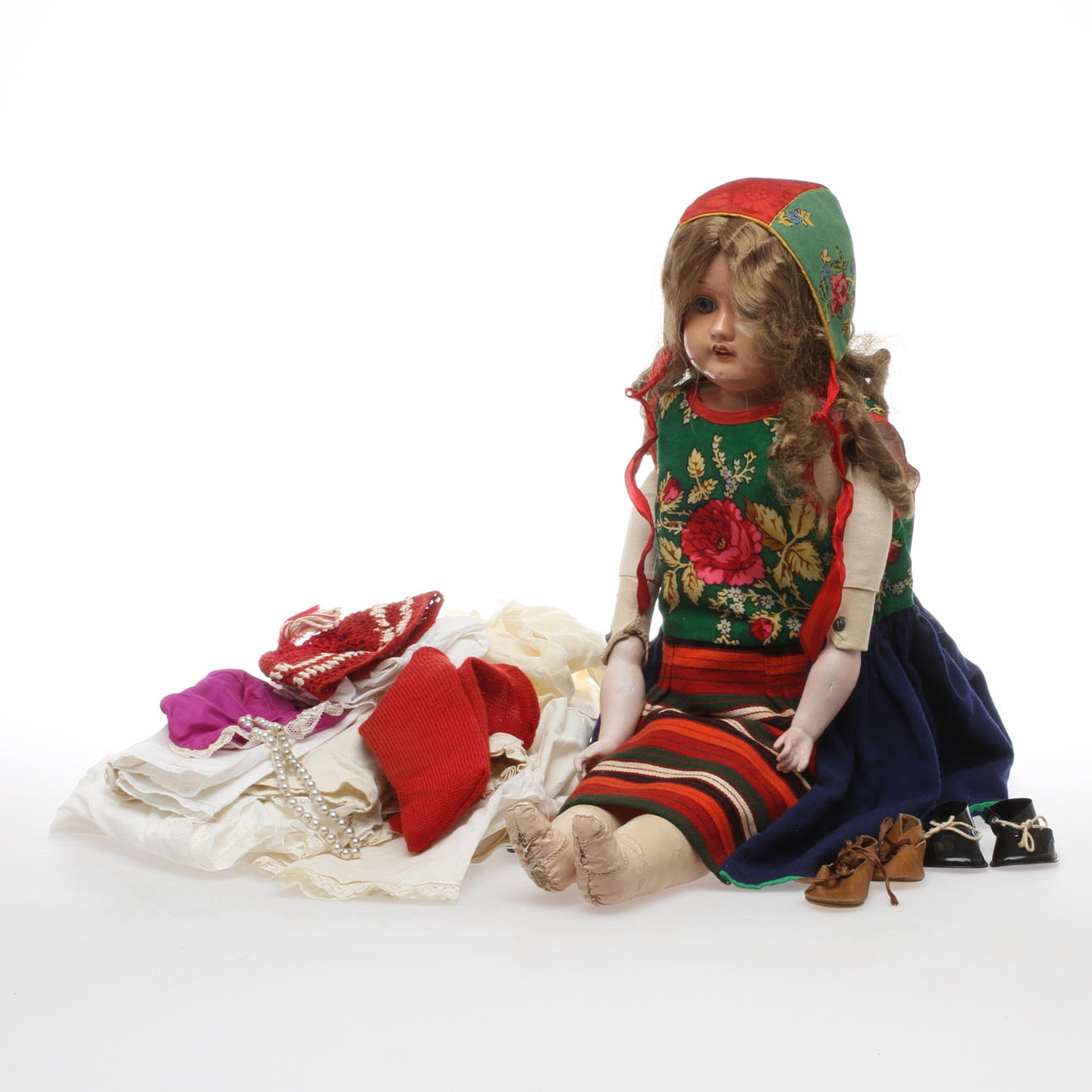 DOCKA, celluloid med textilkropp, omärkt, 1900-talets första hälft.