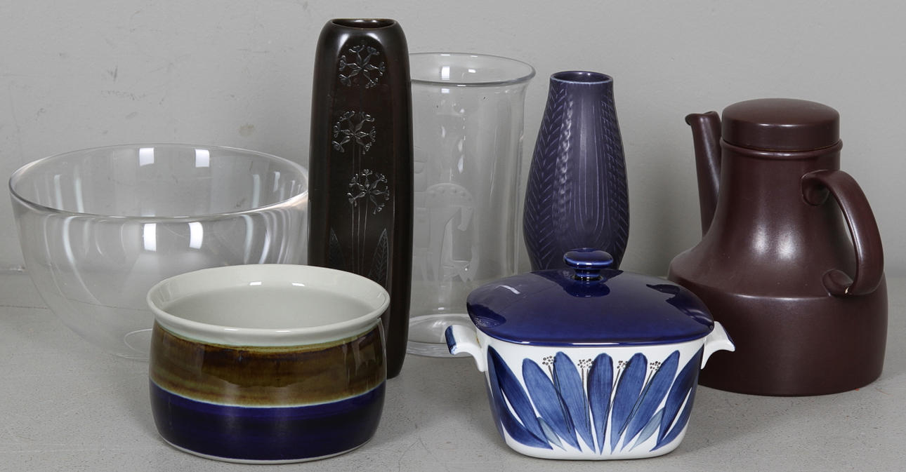 GLAS OCH KERAMIK, 7 delar, Rörstrand, Upsala Ekeby, Gustavsberg, Orrefors och Reijmyre, 1900-tal.