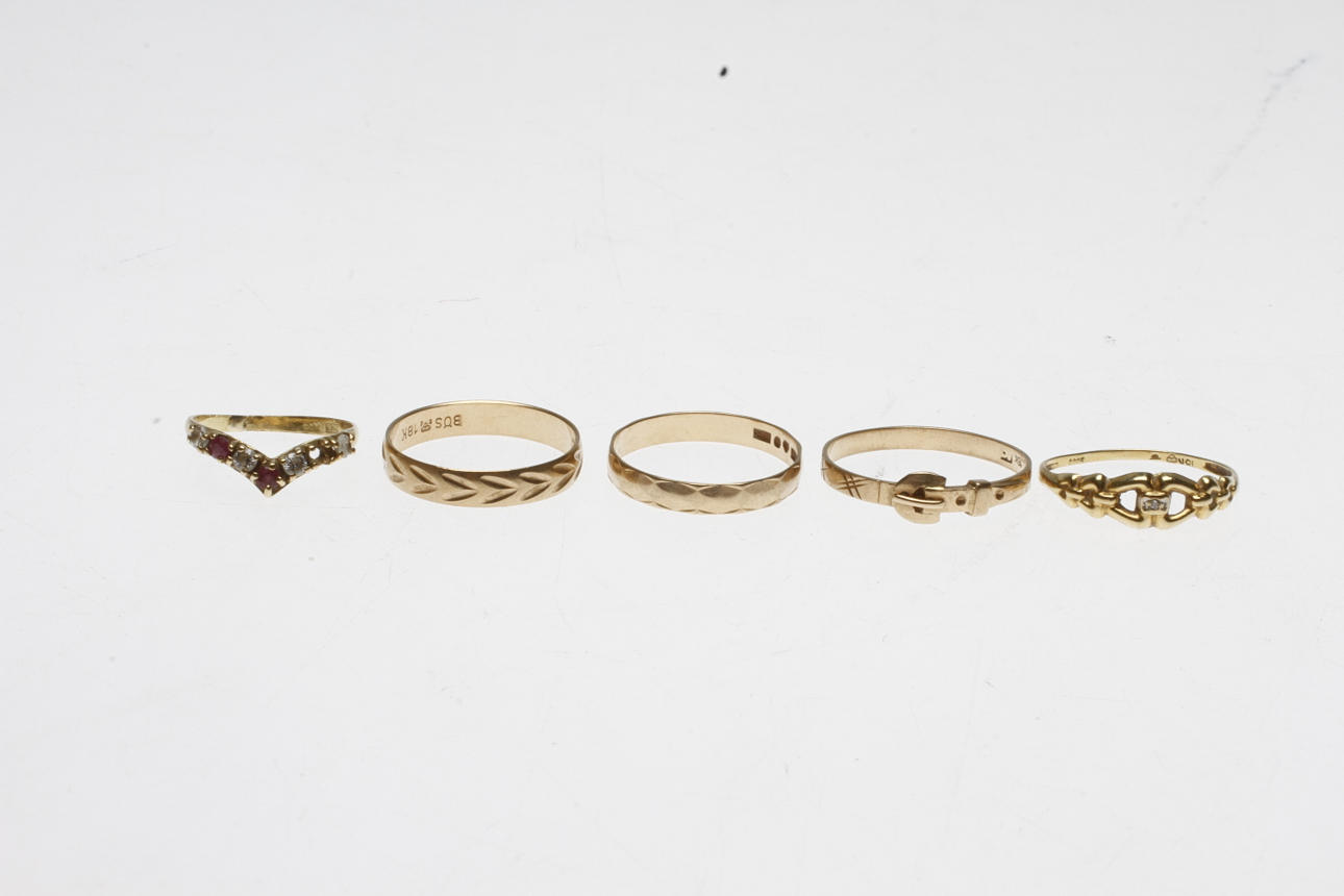 RINGAR, 5 st, 18k guld, vikt ca 5,8 gr.