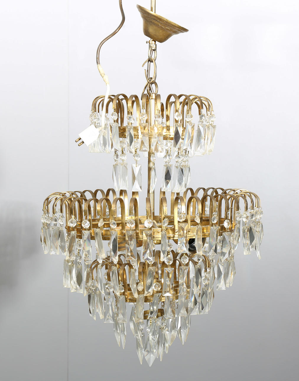 TAKLAMPA, gulmetall och prismor, 1900-talets andra hälft.