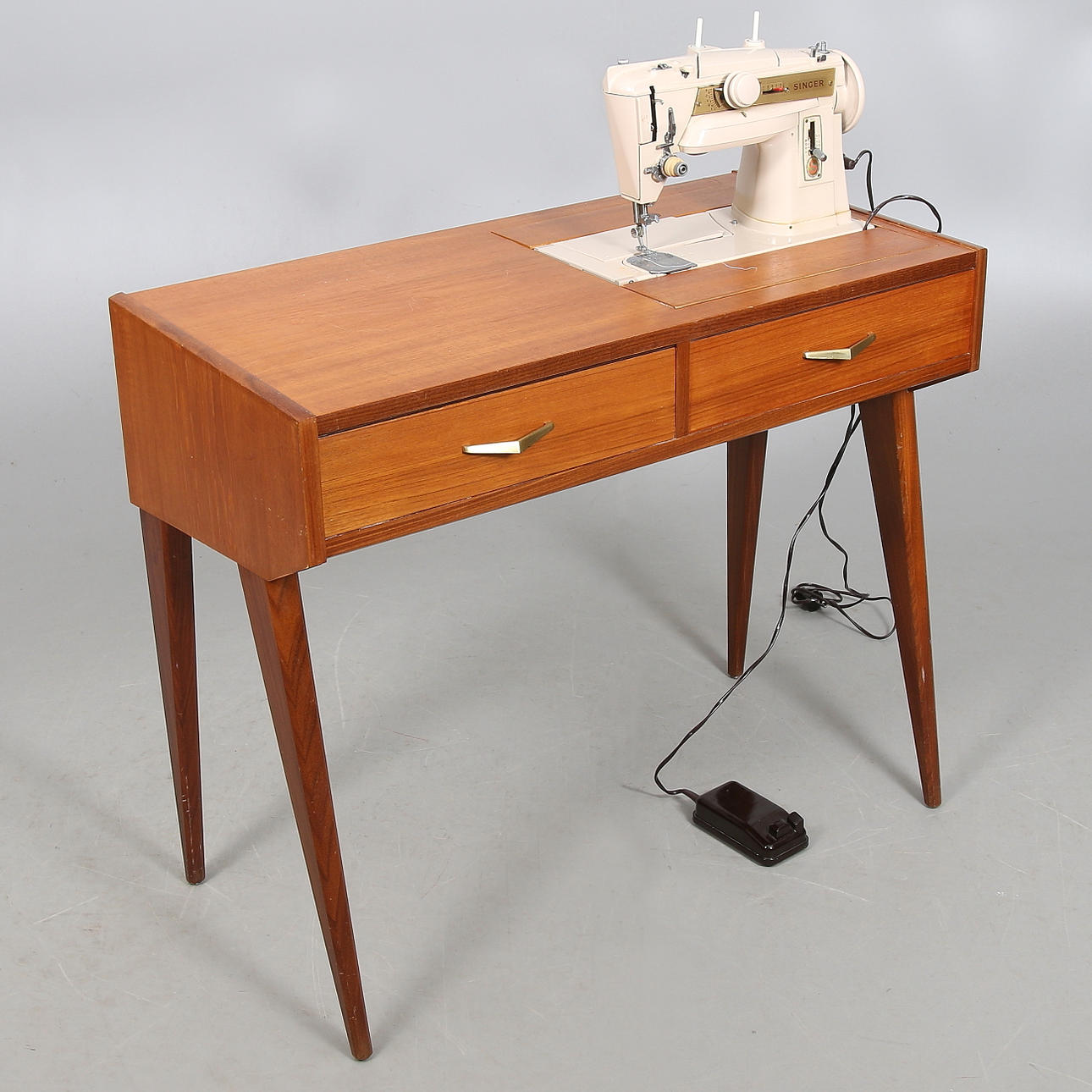 SYMASKIN med BORD, Singer, 1900-talets mitt.