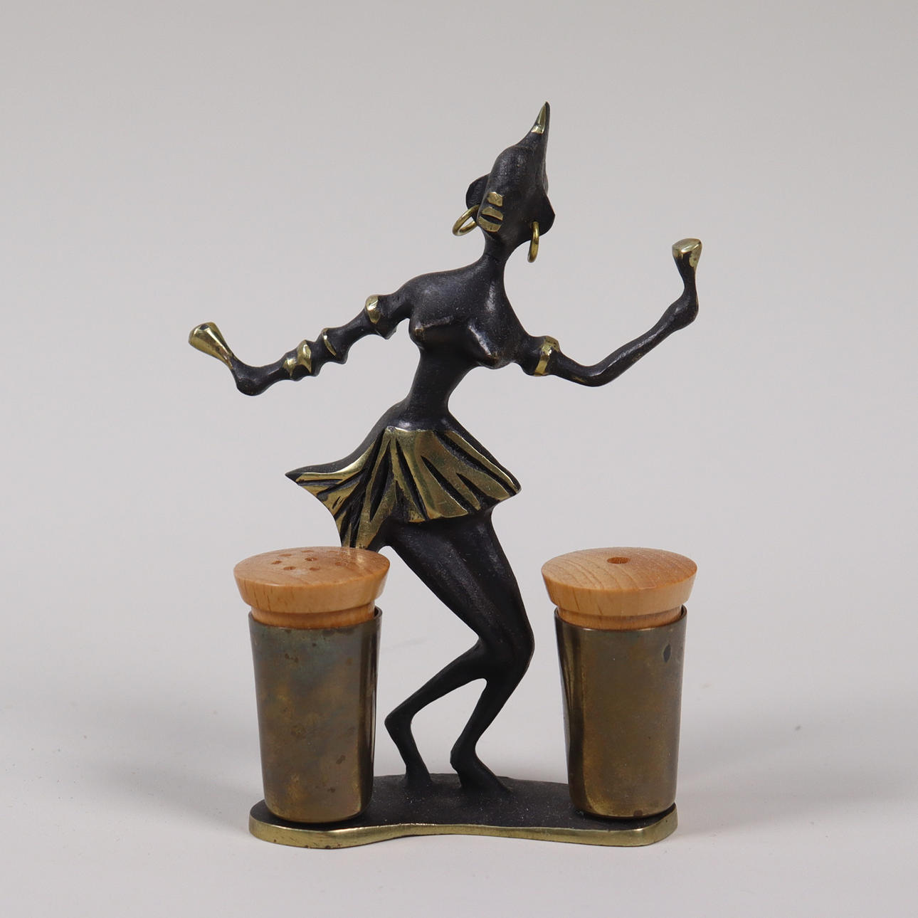 BRONZEFIGUR med krydderier i træ, formentlig Østrig.