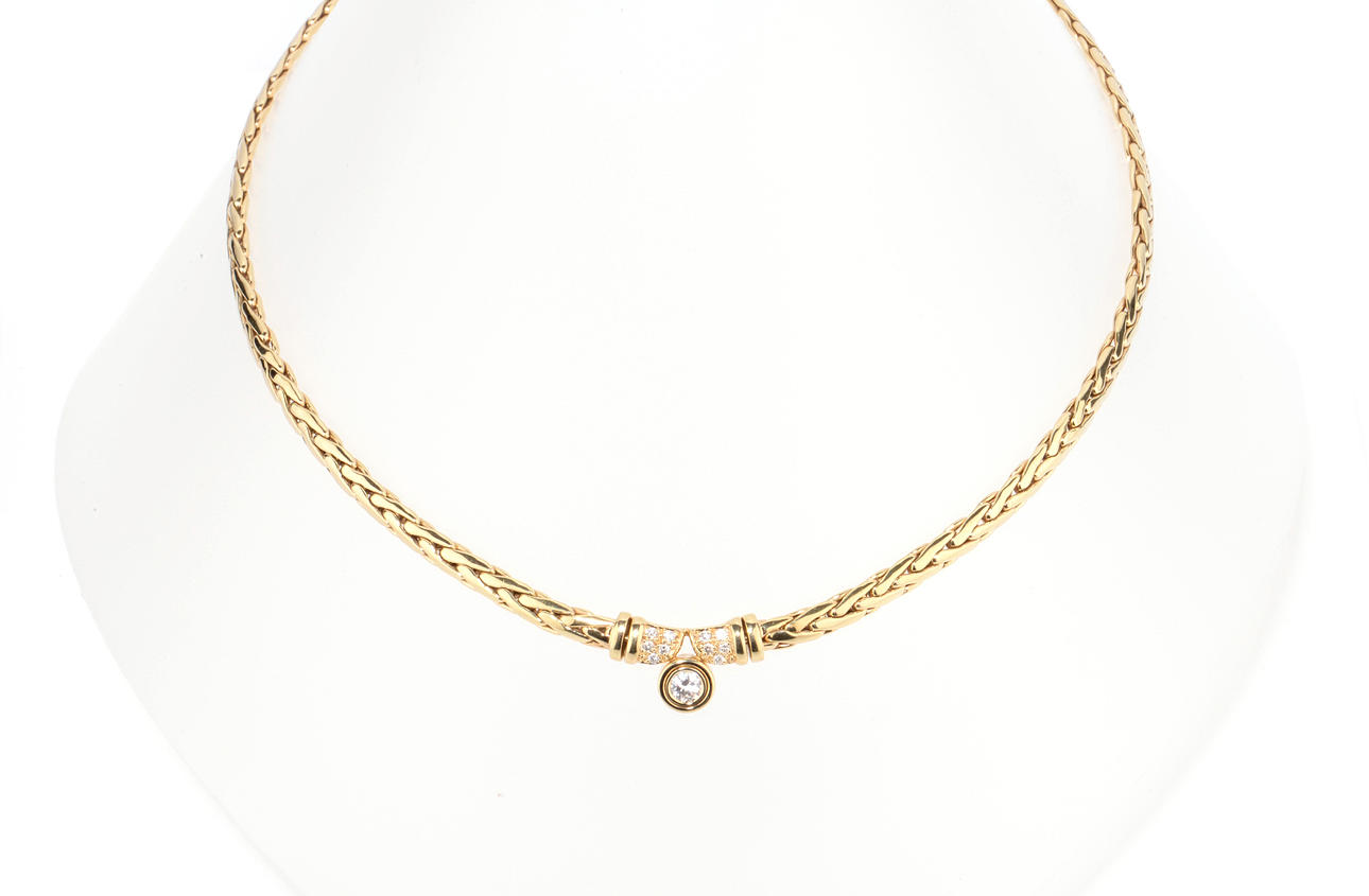 COLLIER. En diamant ca 0,24 ct, 10 diamanter ca 0,13 ct, 585 gult guld ca 21,1 g.