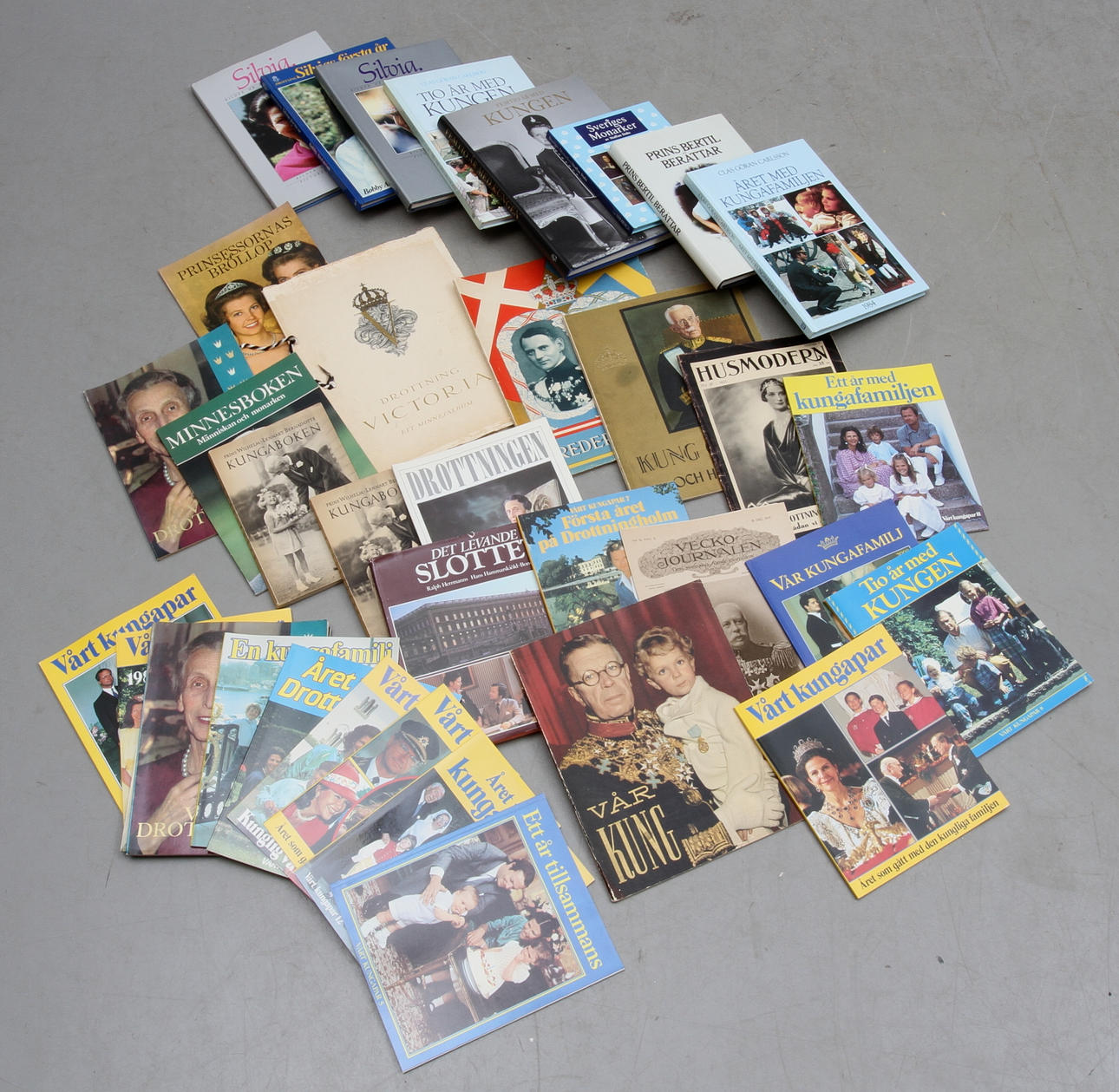 BÖCKER samt TIDSKRIFTER med mera, tema "Kungligt".