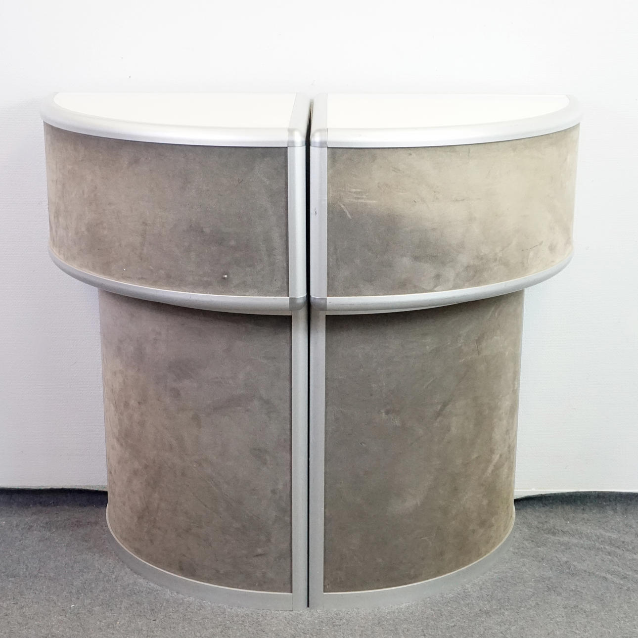 EXHIBITION TABLE/STAND TABLE, 2 pieces. Aluminum, velor.