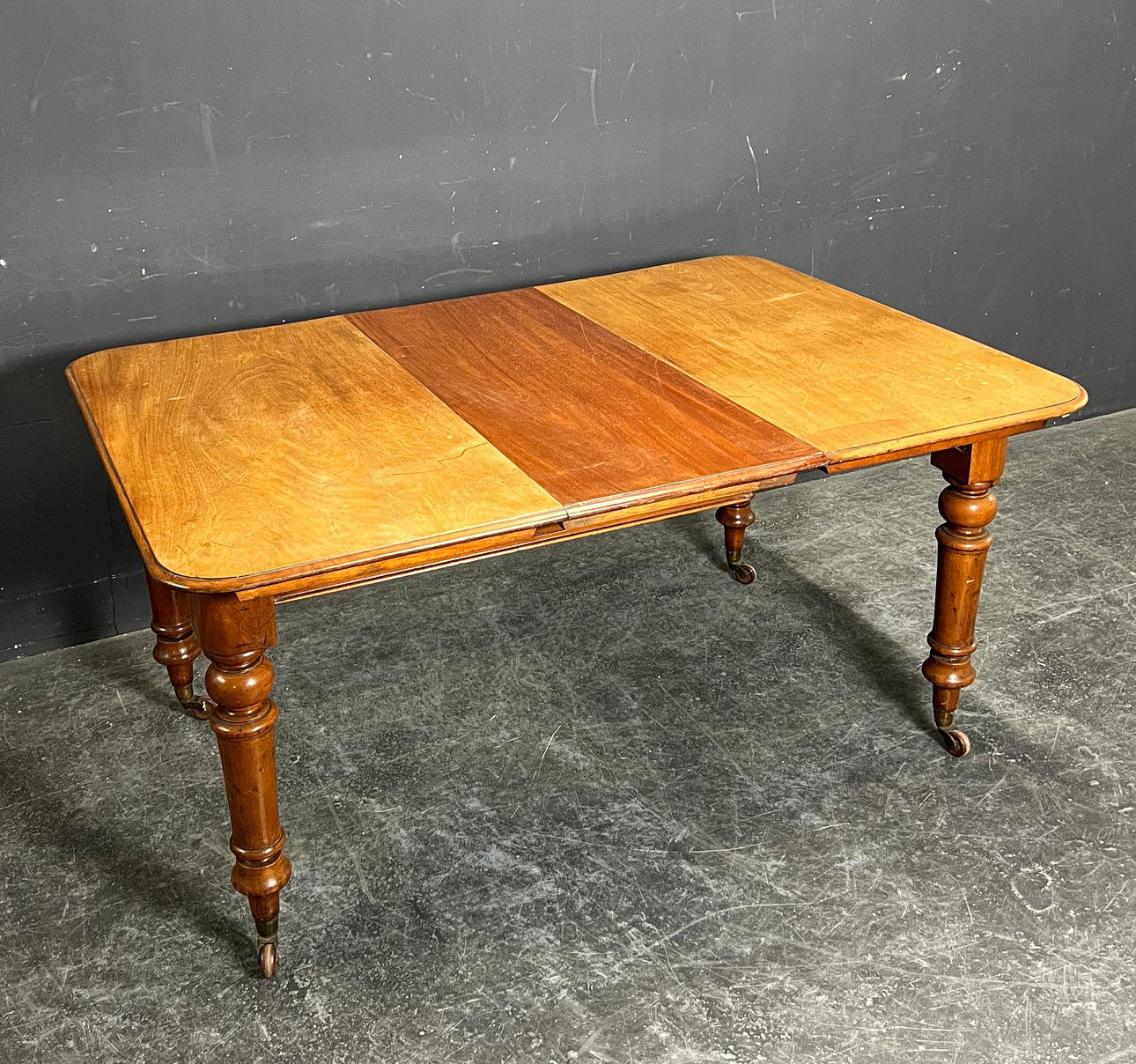 ANTIQUE EXTENDABLE TABLE.