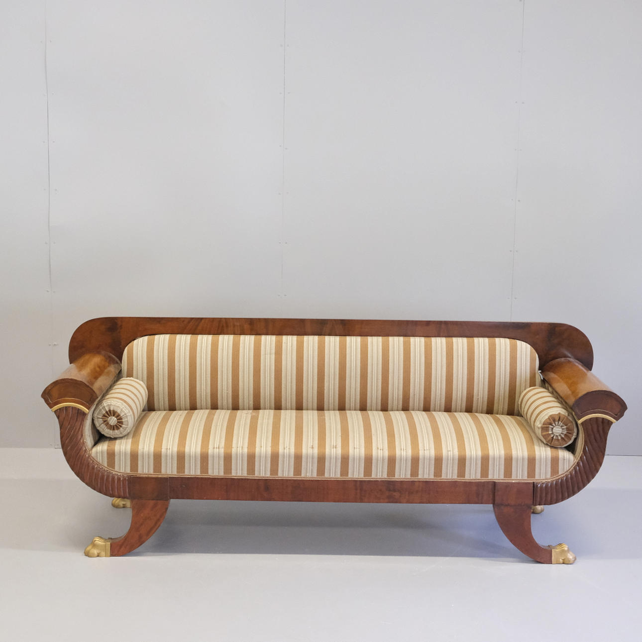 SOFA IM EMPIRE-STIL.