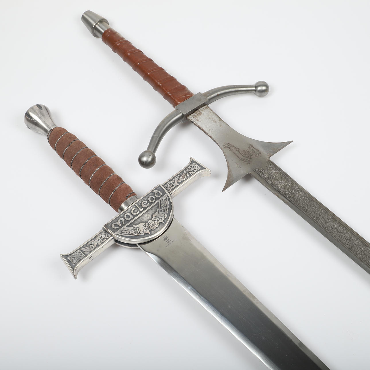 ZWEIHANDSCHWERTER, 2 Stück, Repliken.