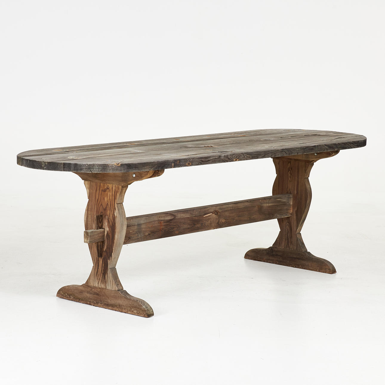 TRÄDGÅRDSBORD. Furu, ovalt, bockben, samtida.