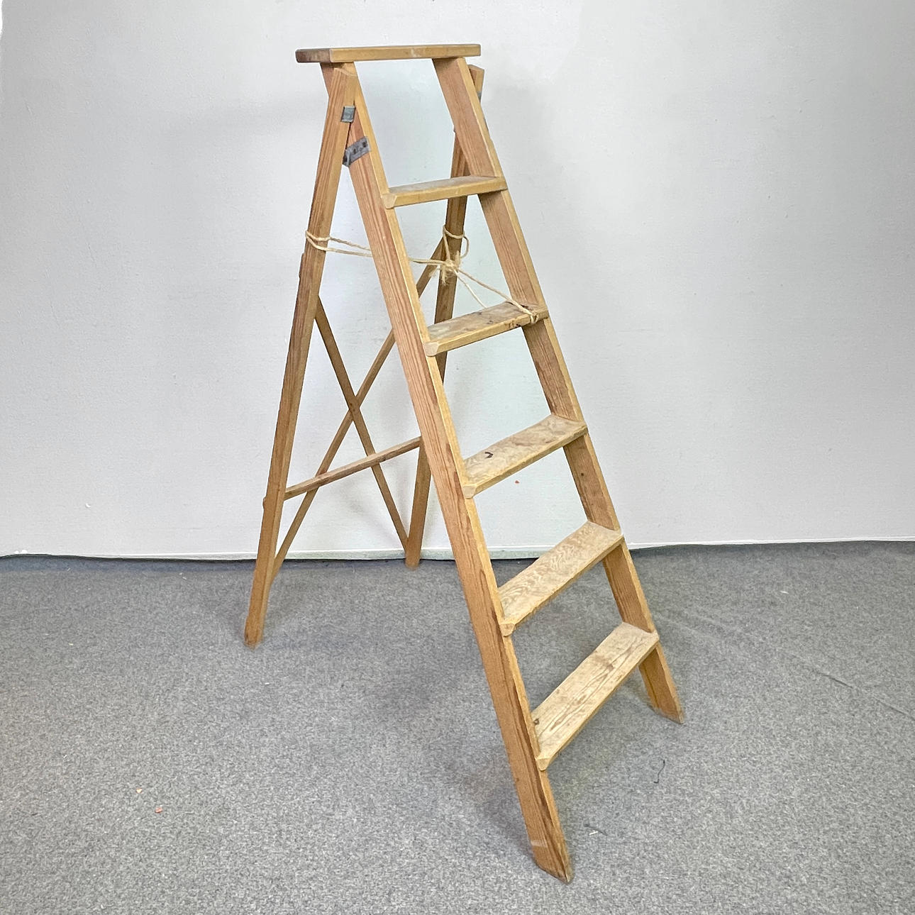 TRAPPESTIGE. 5 trin, træ, 20. årh.