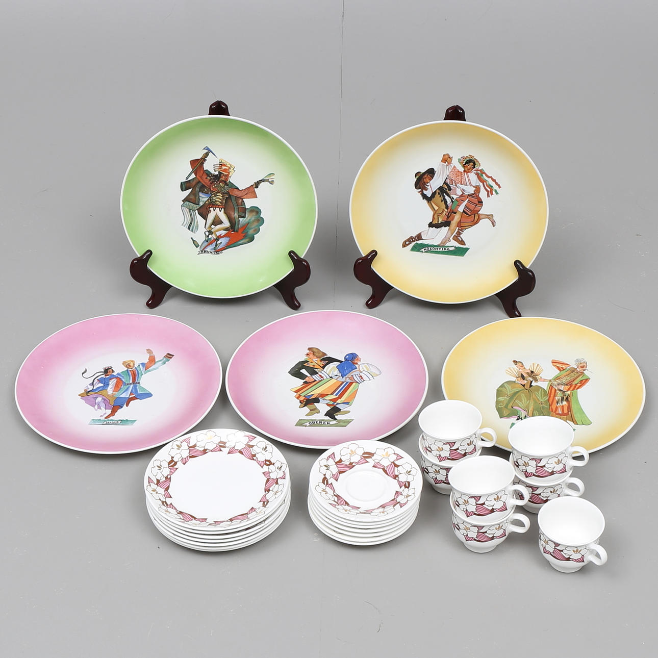 KAFFEPORSLIN, 21 delar, "Jasmin" Gustavsberg samt PRYDNADSTALLRIKAR, 5 st, Polen.