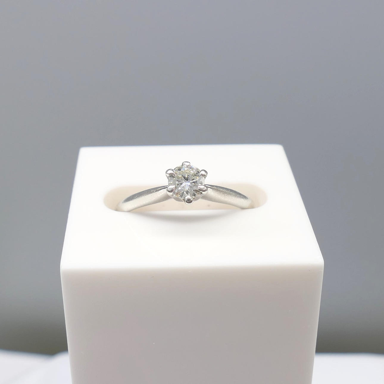 DIAMOND PLATINUM solitaire ring.