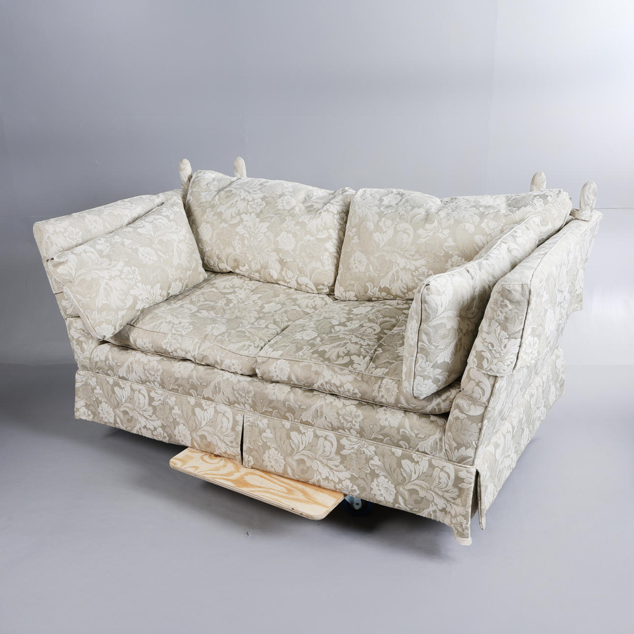 AN UPHOLSTERED KNOWLE DROP END SOFA.