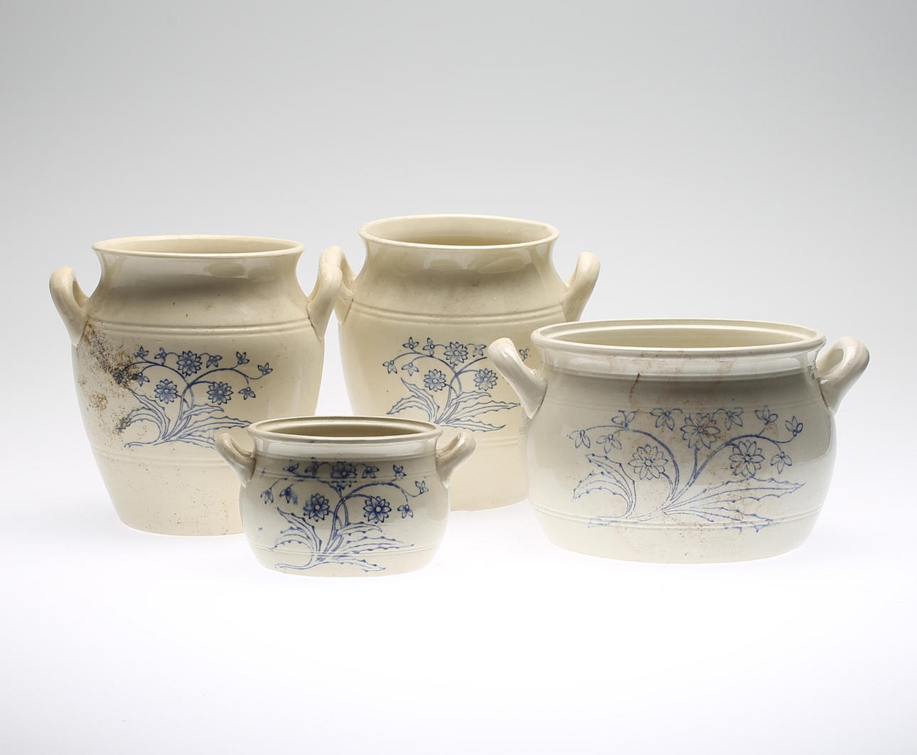KRUS, 4 st, keramik, blåvit, bla Gustavsberg, 1900-tal.