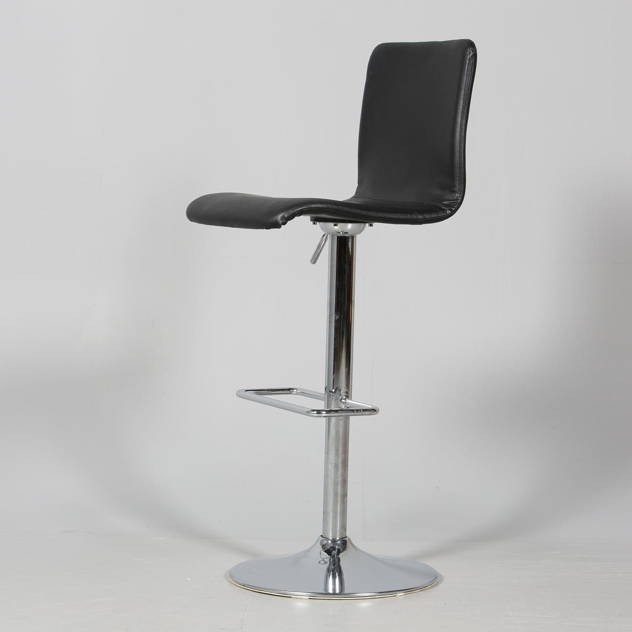 En moderne barstol.