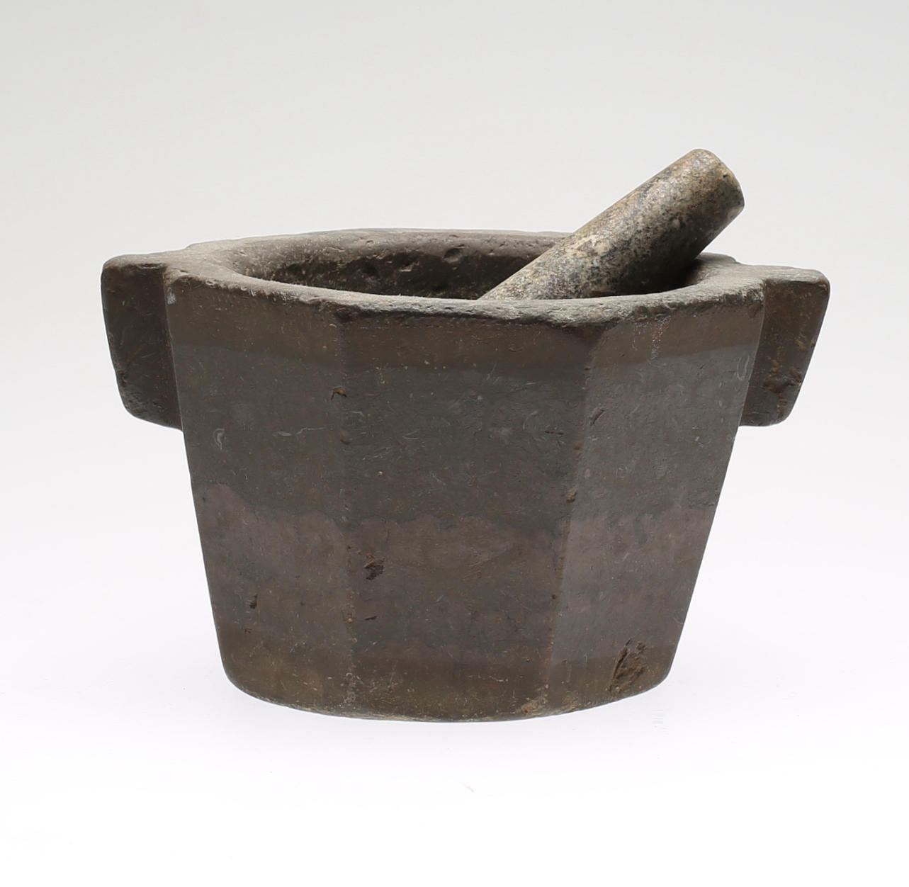 MORTEL MED STÖT, kalksten, 1700/1800-tal.