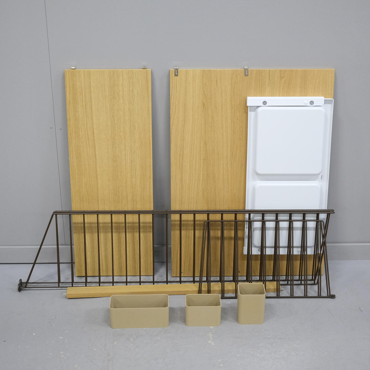 STRINGHYLLA MED SKRIVBORD.